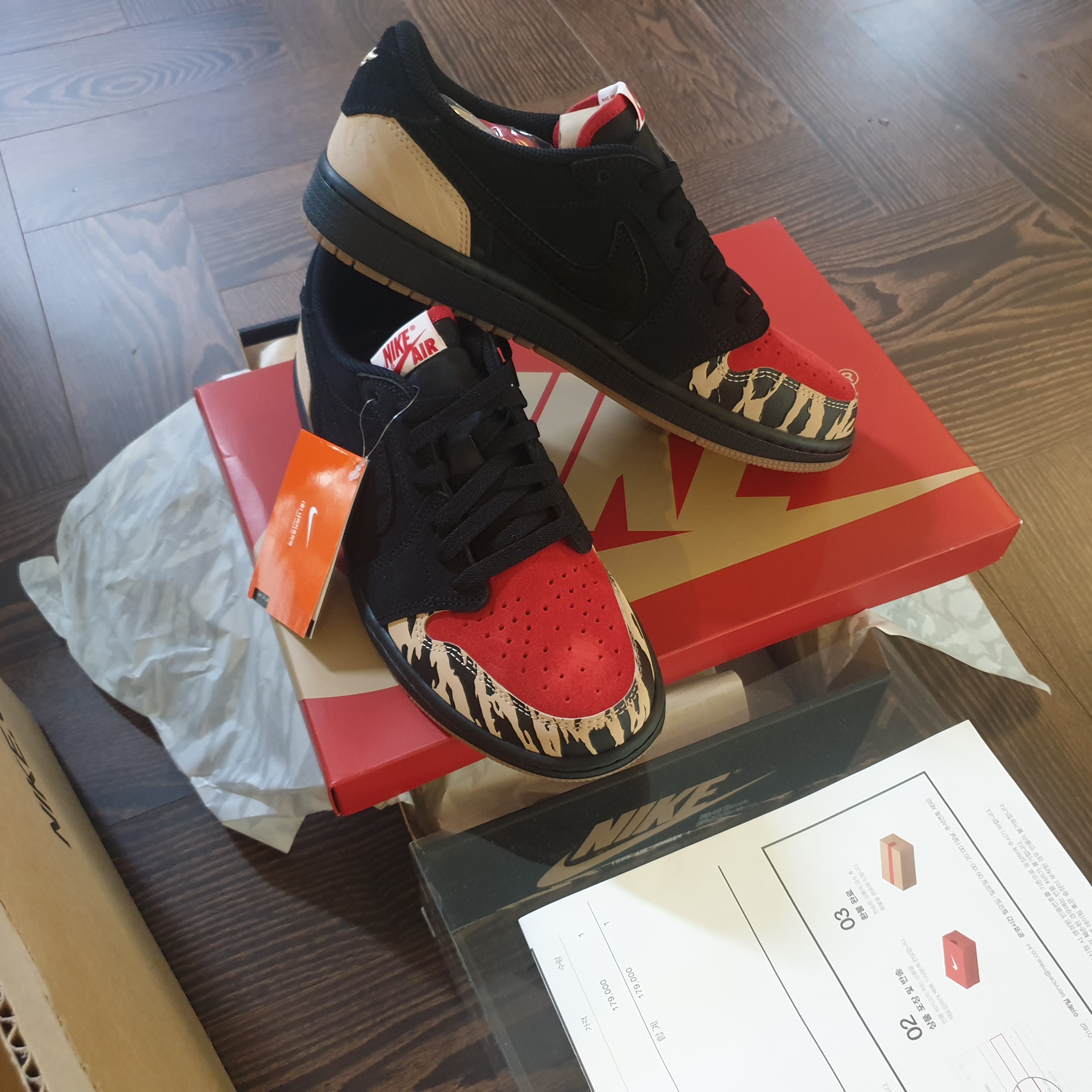 Jordan 1 x SoleFly Retro Low OG SP Black and Sport Red 착용 스타일 - 4