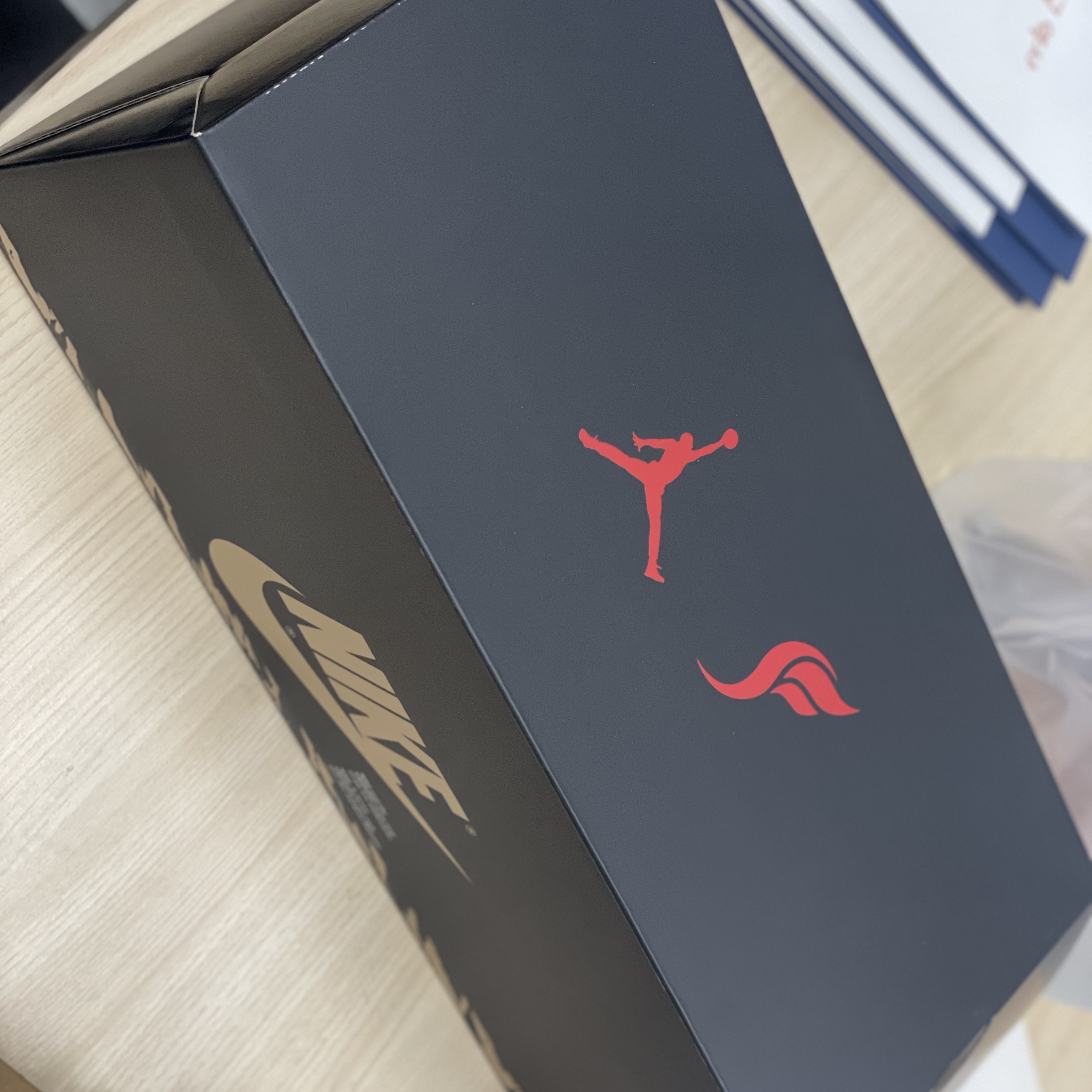 Jordan x SoleFly LS Slide SP Black and Sport Red 착용 스타일 - 1