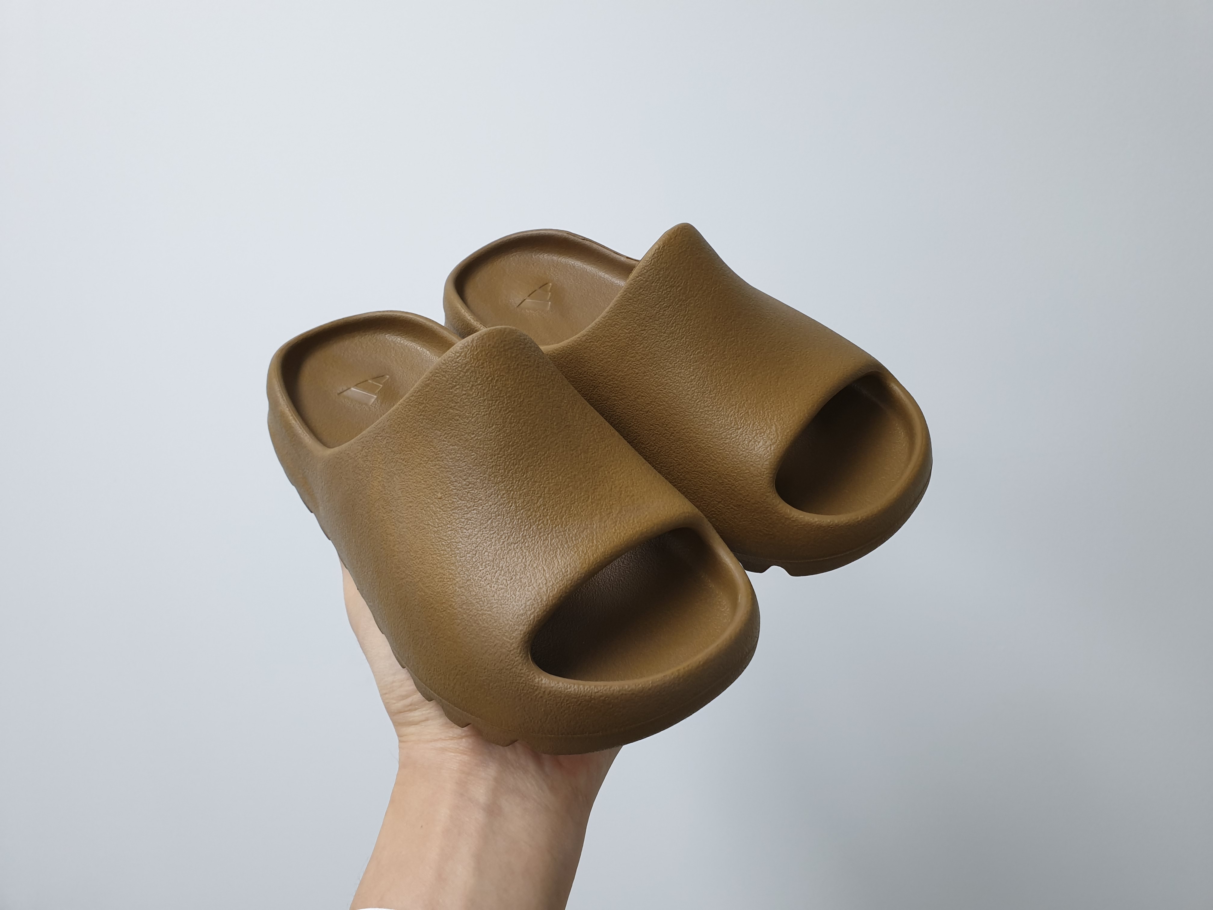 (Kids) Adidas Yeezy Slide Ochre 착용 스타일