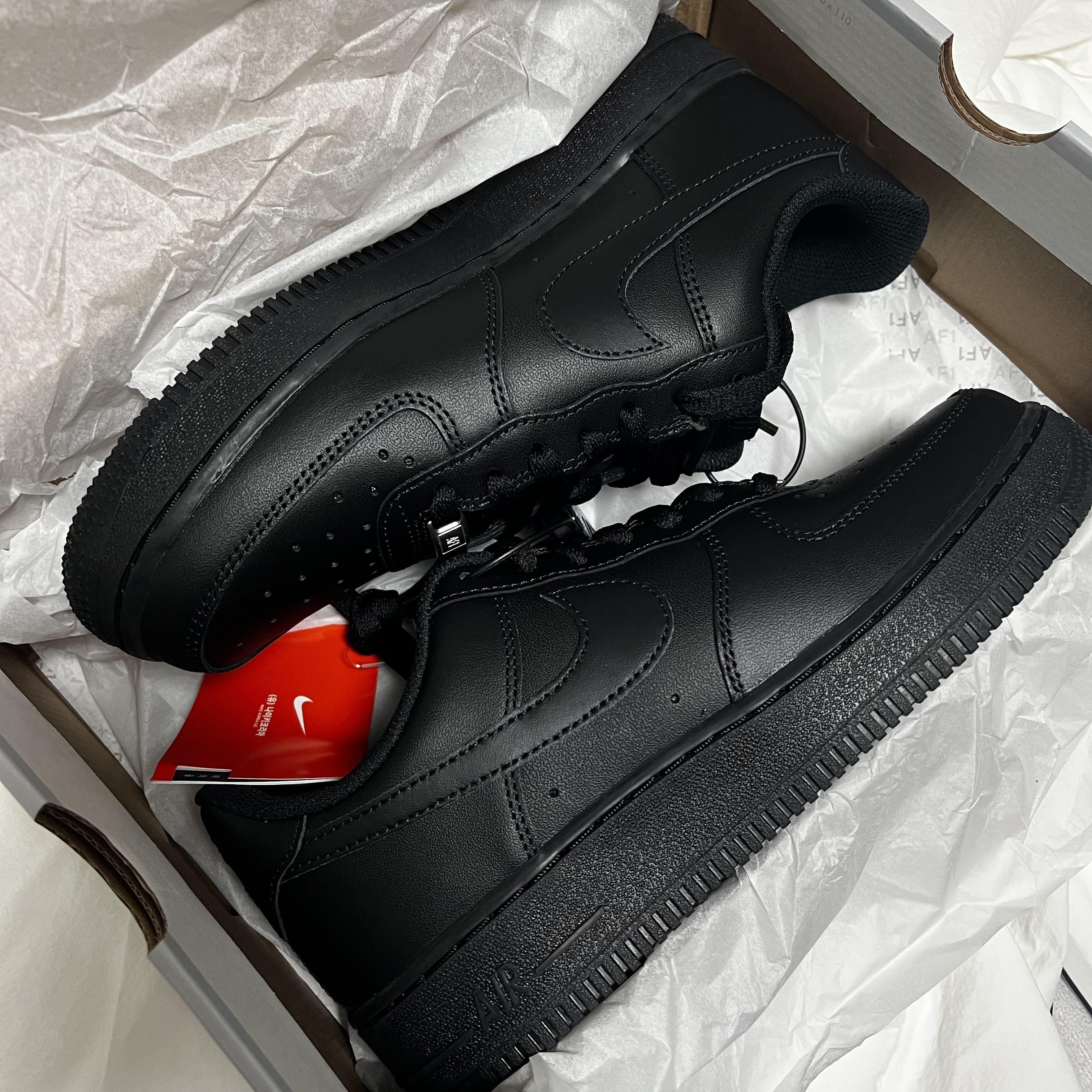 Nike Air Force 1 '07 Low Triple Black 착용 스타일