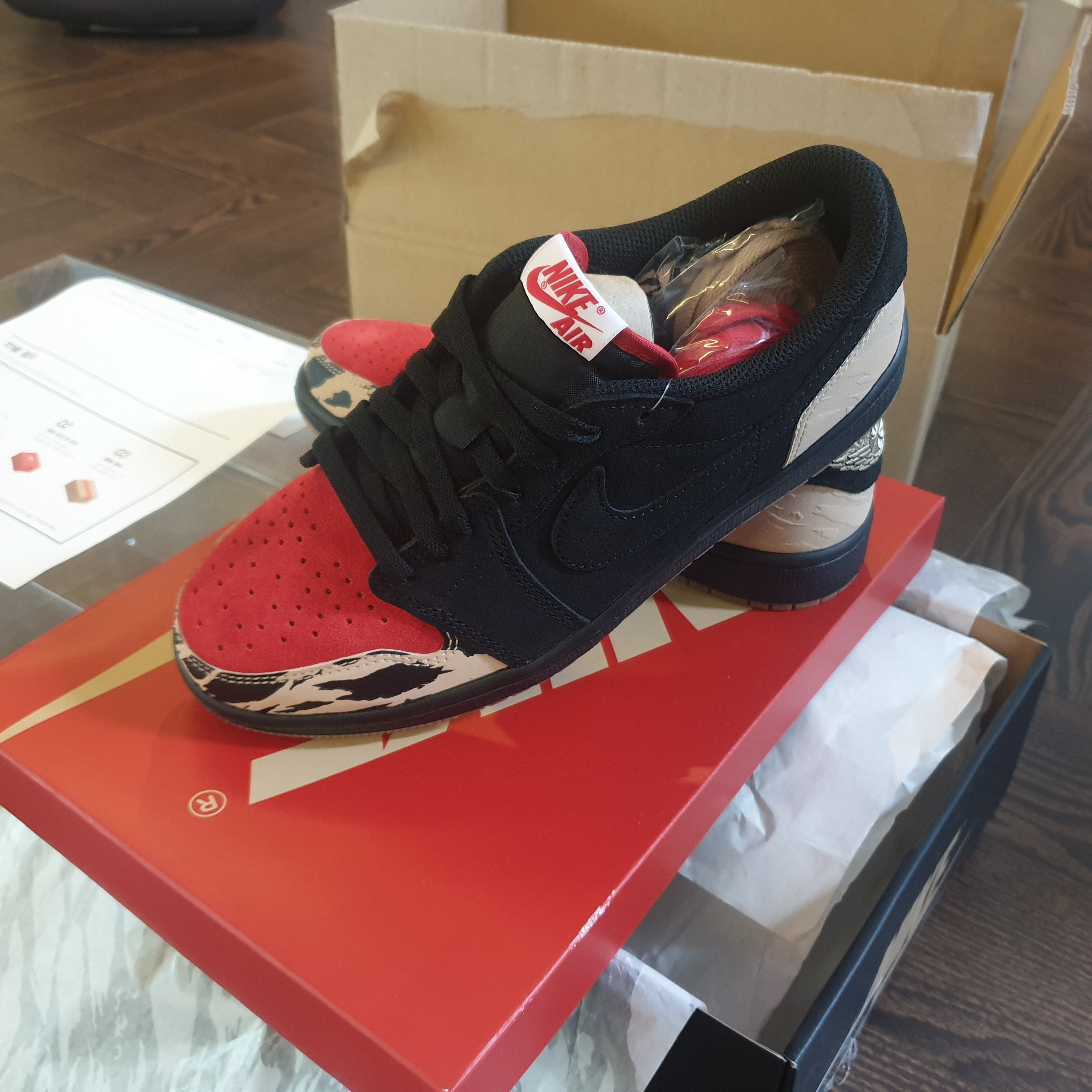 Jordan 1 x SoleFly Retro Low OG SP Black and Sport Red 착용 스타일 - 2