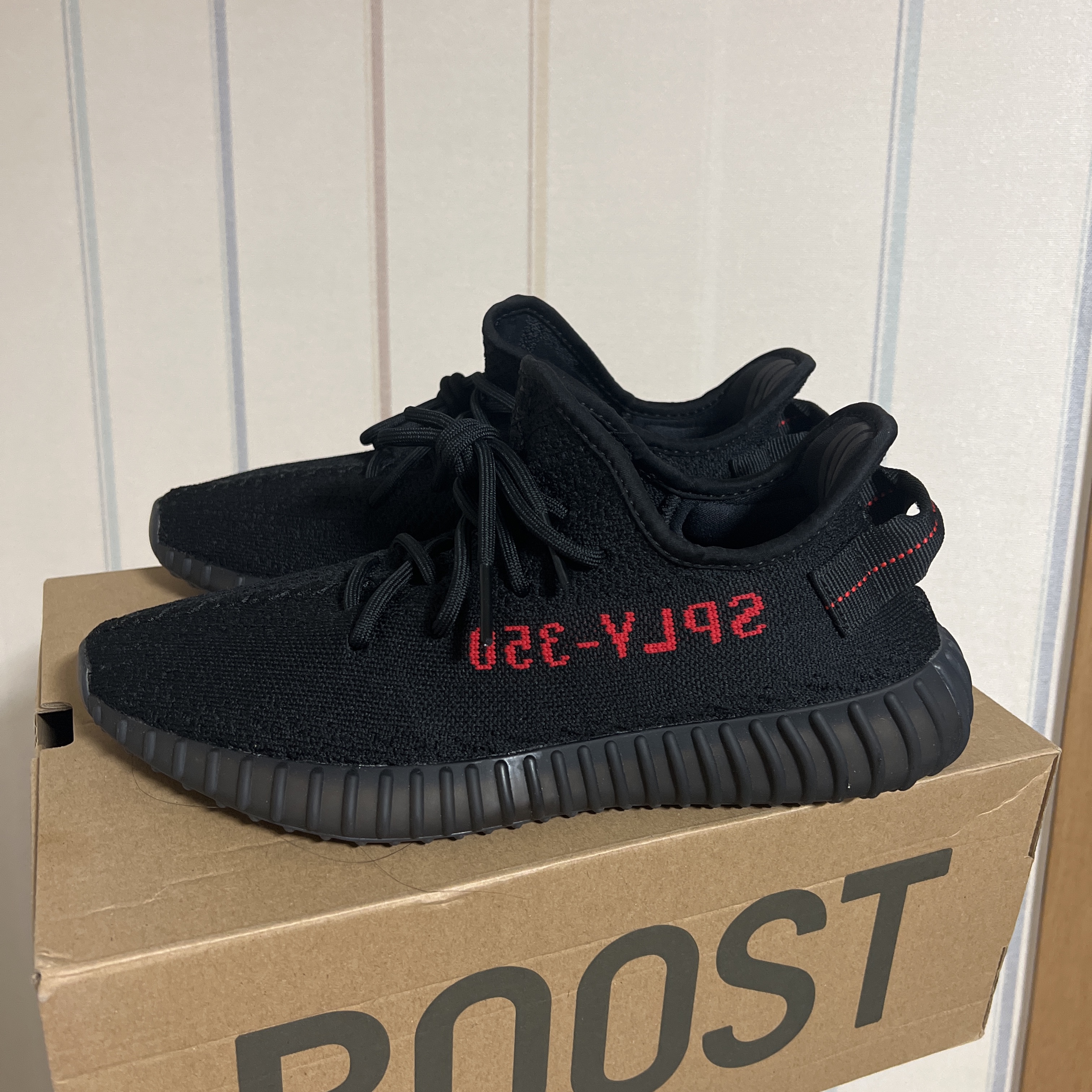 Adidas Yeezy Boost 350 V2 Black Red 2020 착용 스타일
