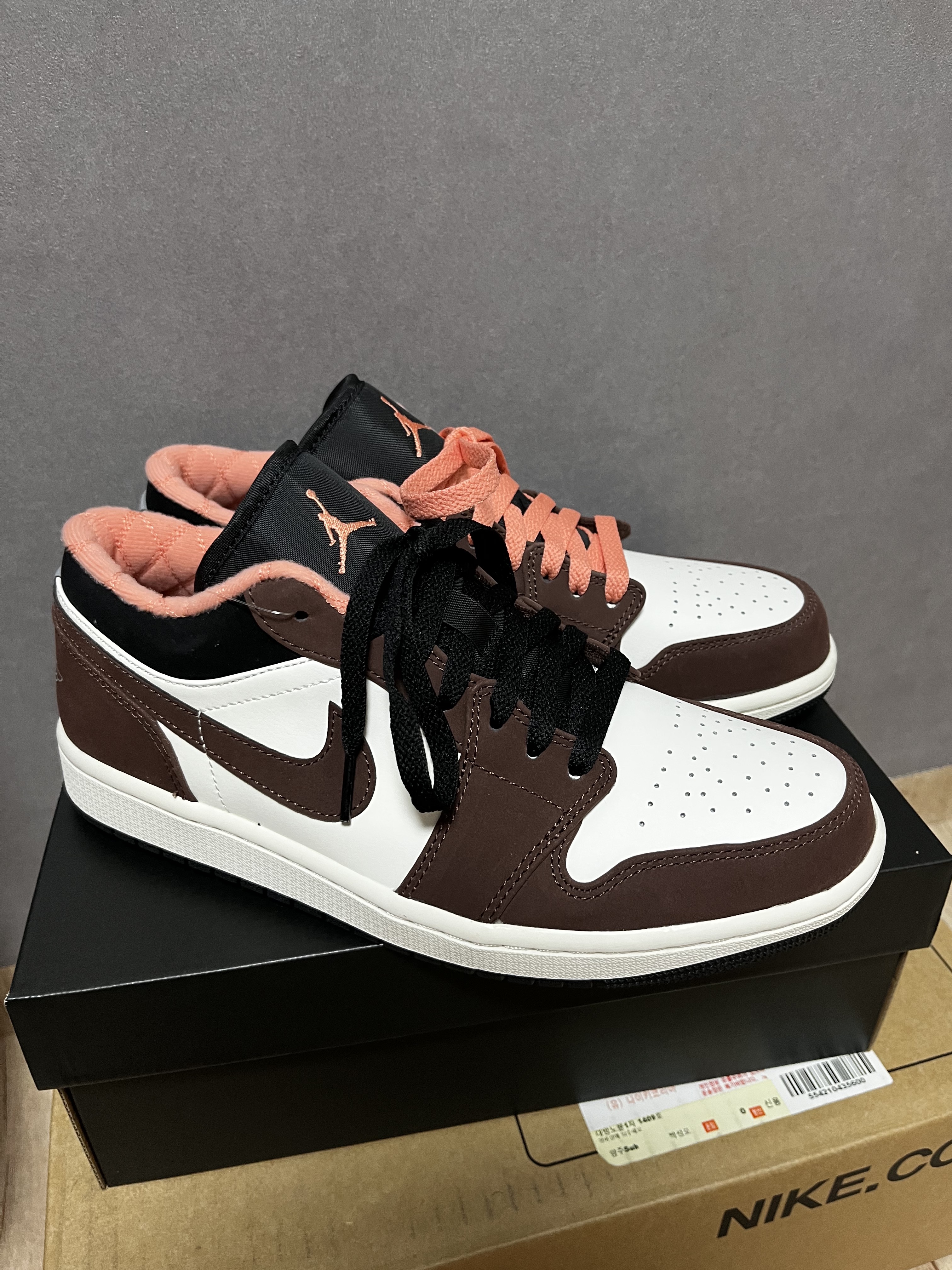 Jordan 1 Low SE Chocolate Bliss, Essentials 3D Silicon Applique Pullover Hoodie Olive/Khaki - 20FW 착용 스타일 - 4