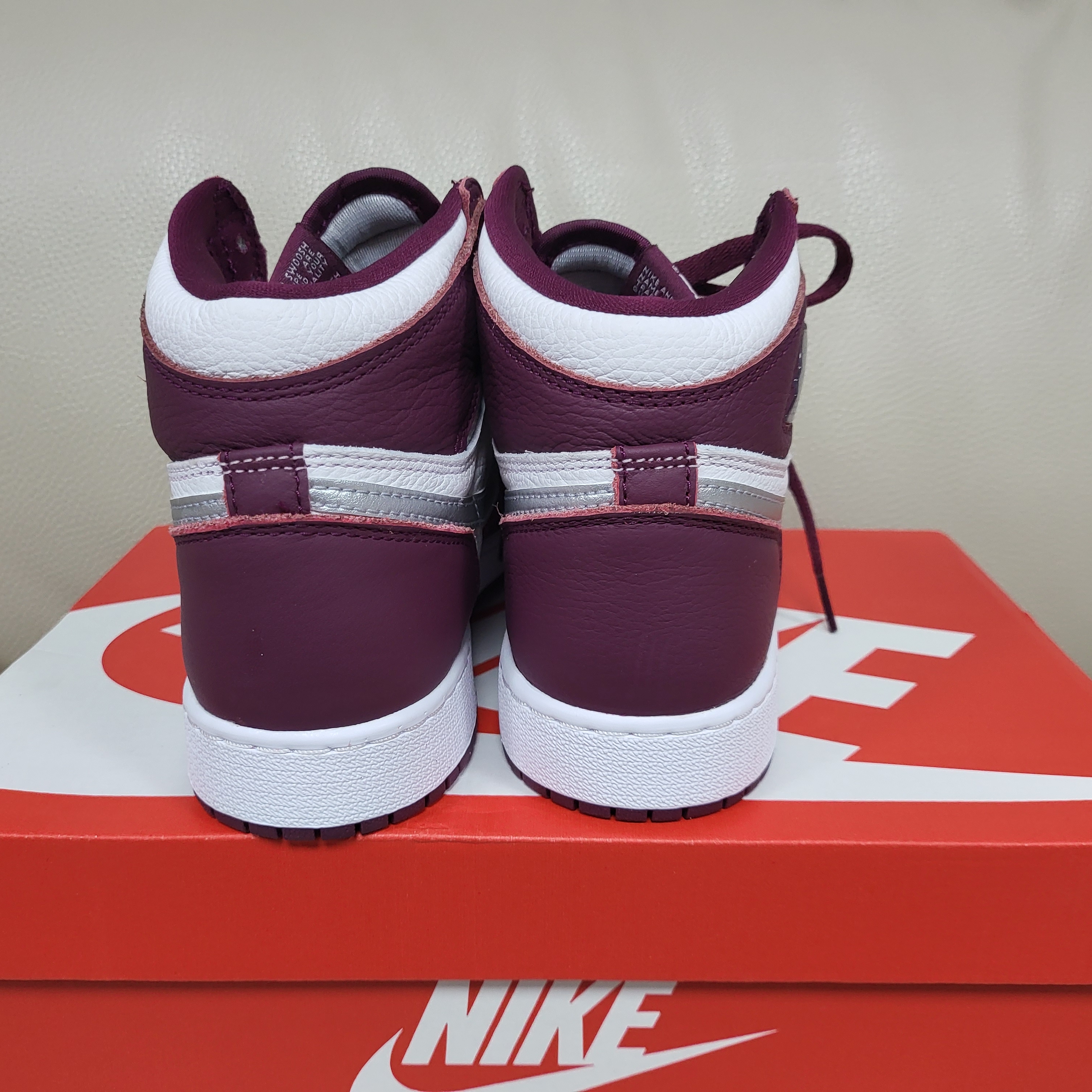 (GS) Jordan 1 Retro High OG Bordeaux 착용 스타일 - 4