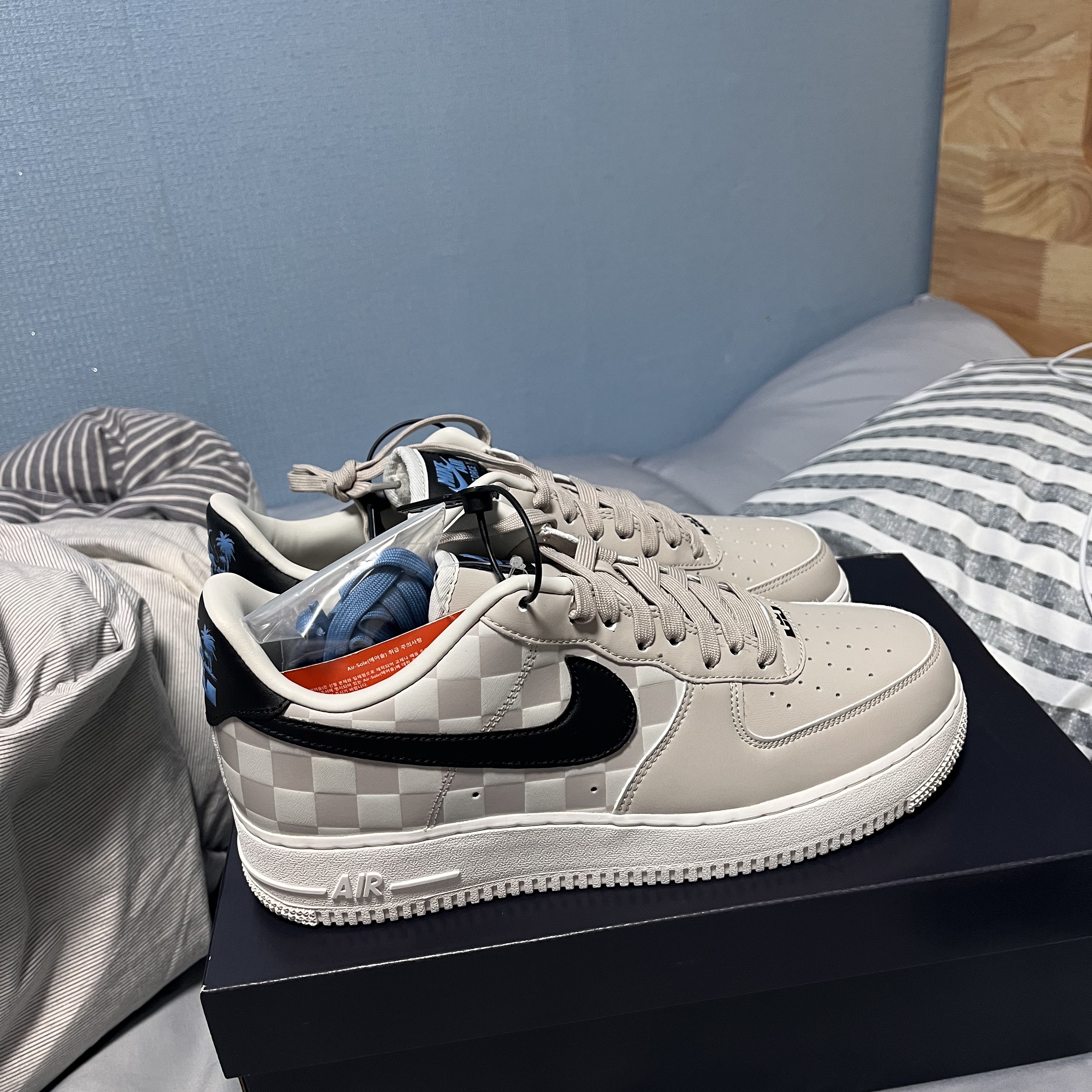 Nike Air Force 1 '07 QS LBJ, Nike Dunk Low Retro Championship Red 착용 스타일 - 1