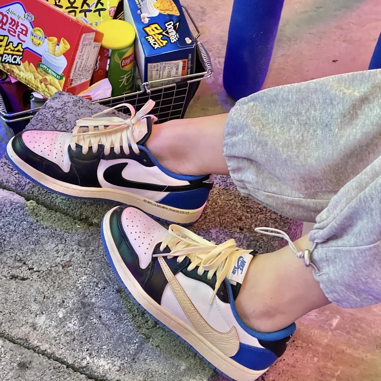 Jordan 1 x Travis Scott x Fragment Retro Low OG SP Military Blue 착용 스타일