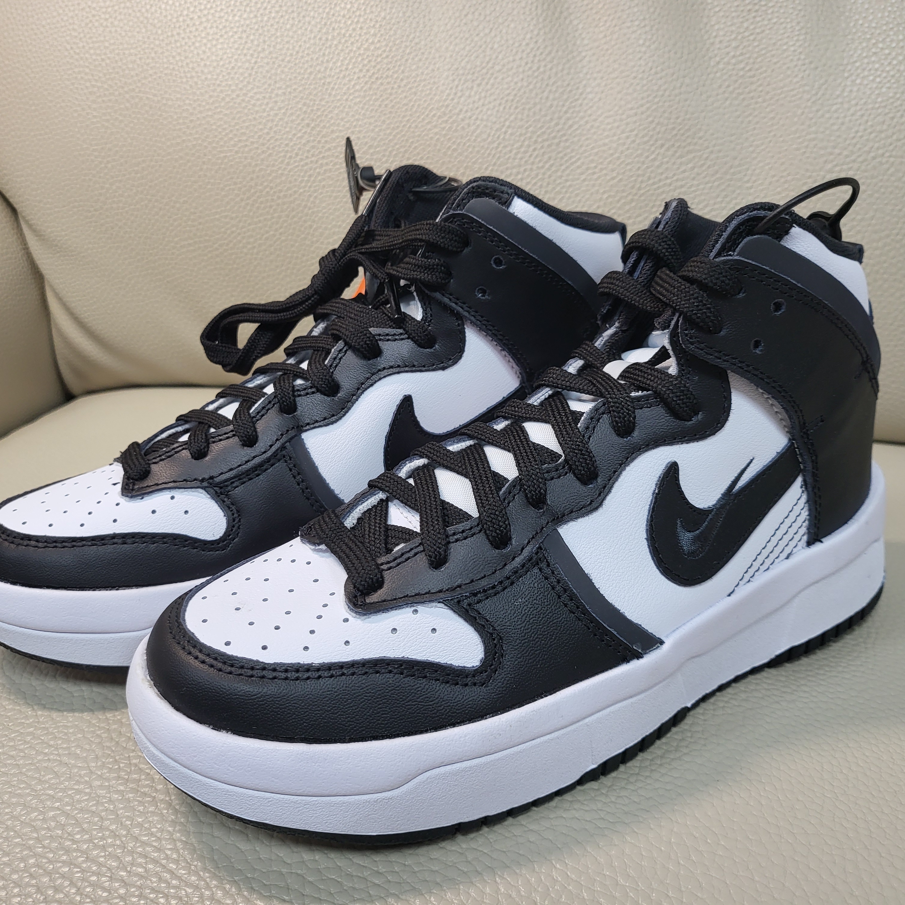 (W) Nike Dunk High Up Black and White 착용 스타일 - 1