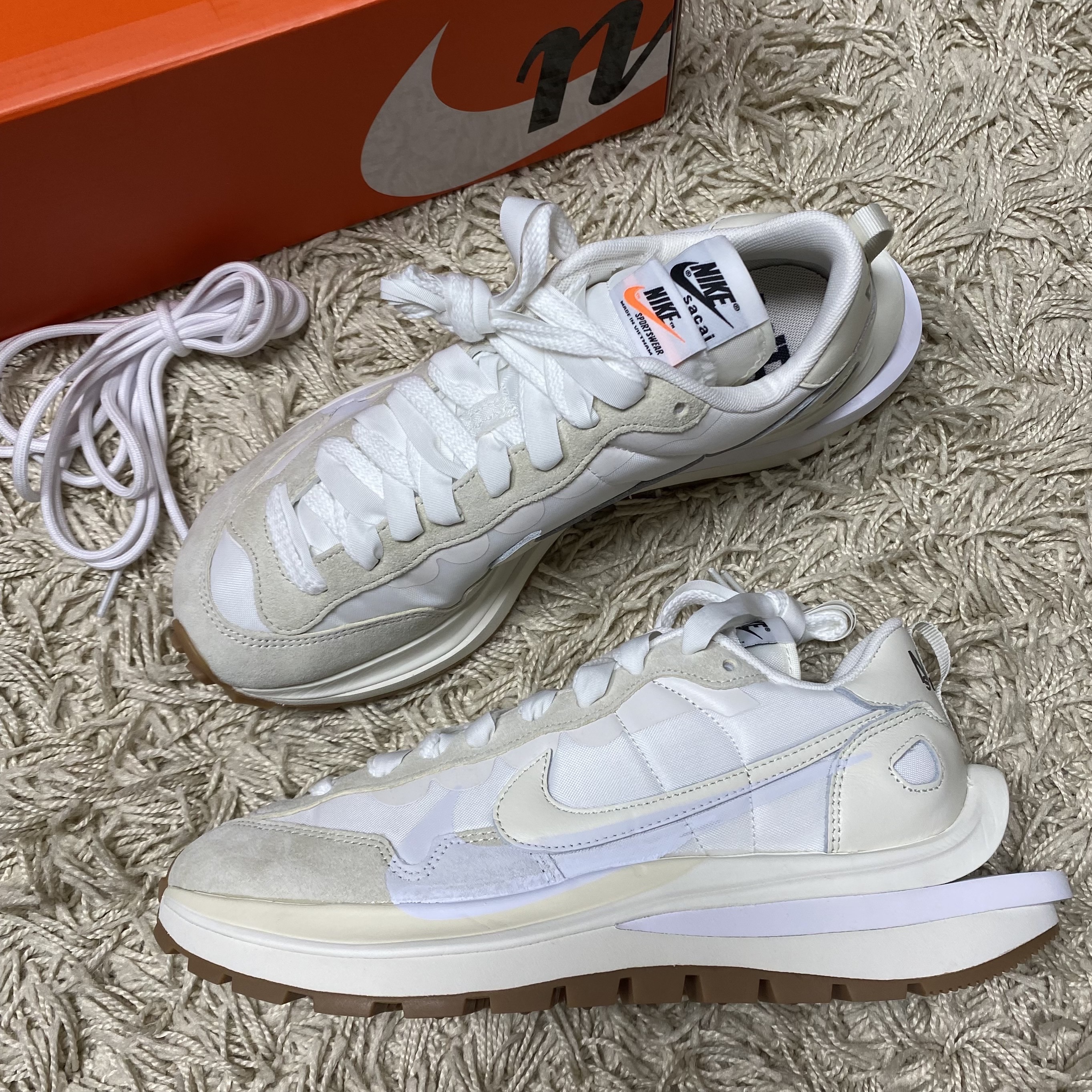 Nike x Sacai VaporWaffle White and Gum 착용 스타일