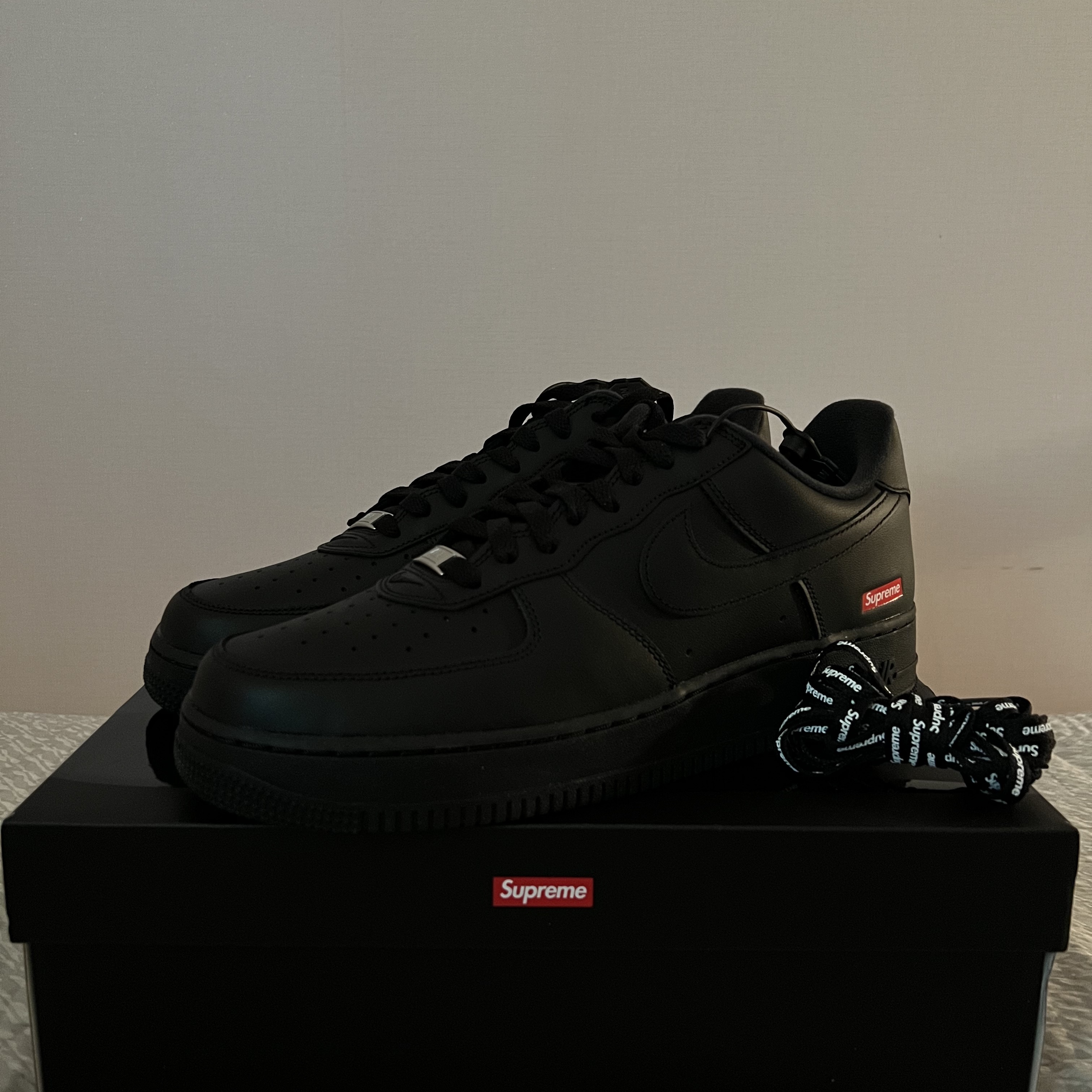 Nike x Supreme Air Force 1 Low Black 착용 스타일 - 1