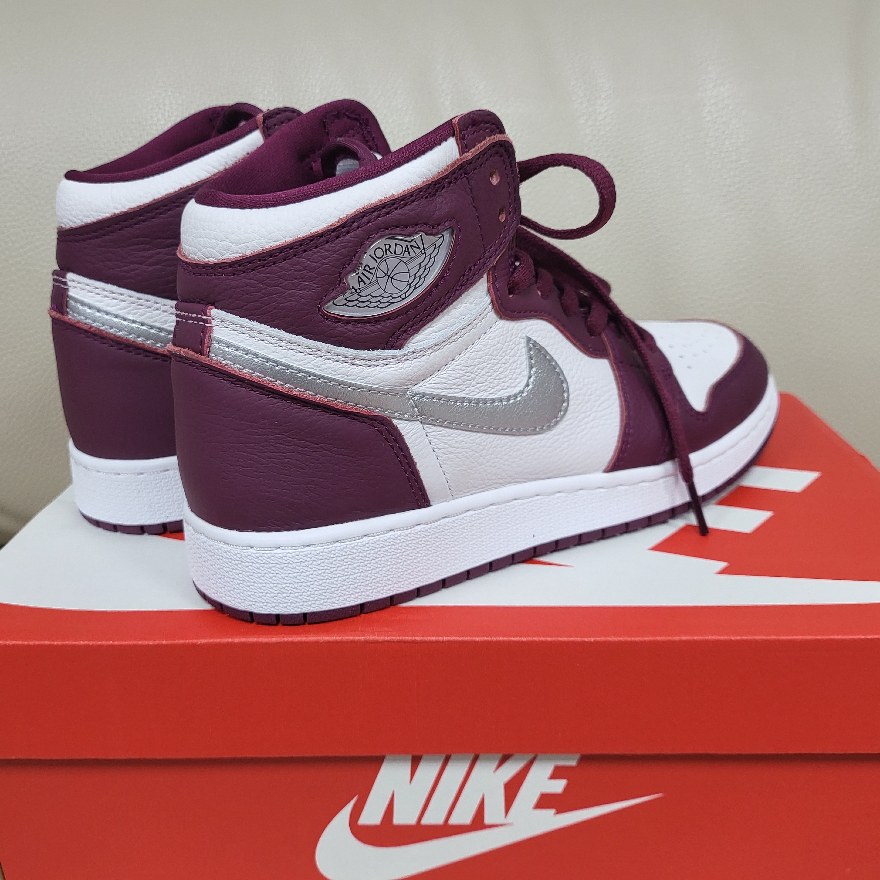 (GS) Jordan 1 Retro High OG Bordeaux 착용 스타일 - 2