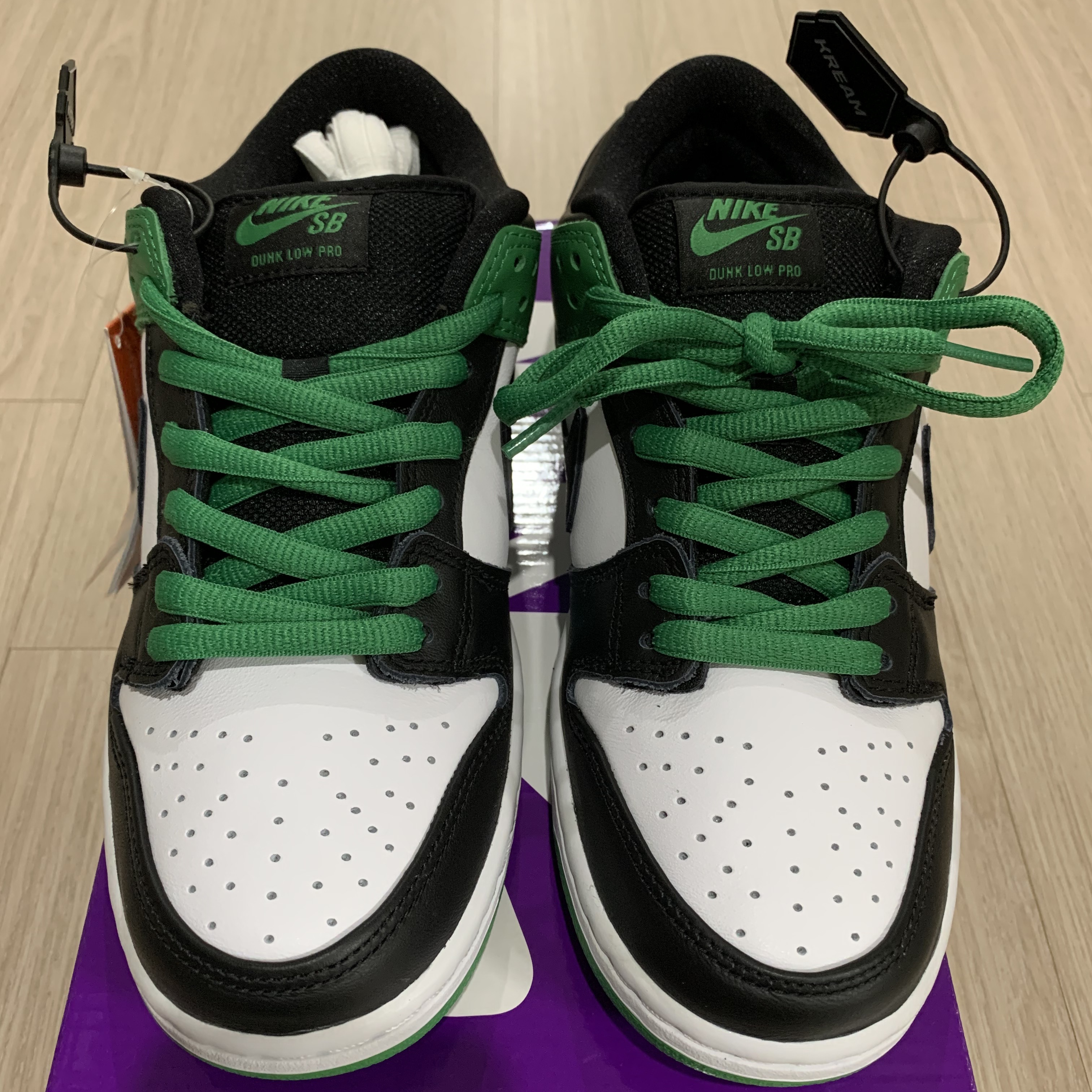 Nike SB Dunk Low Pro Black and Classic Green 착용 스타일 - 2