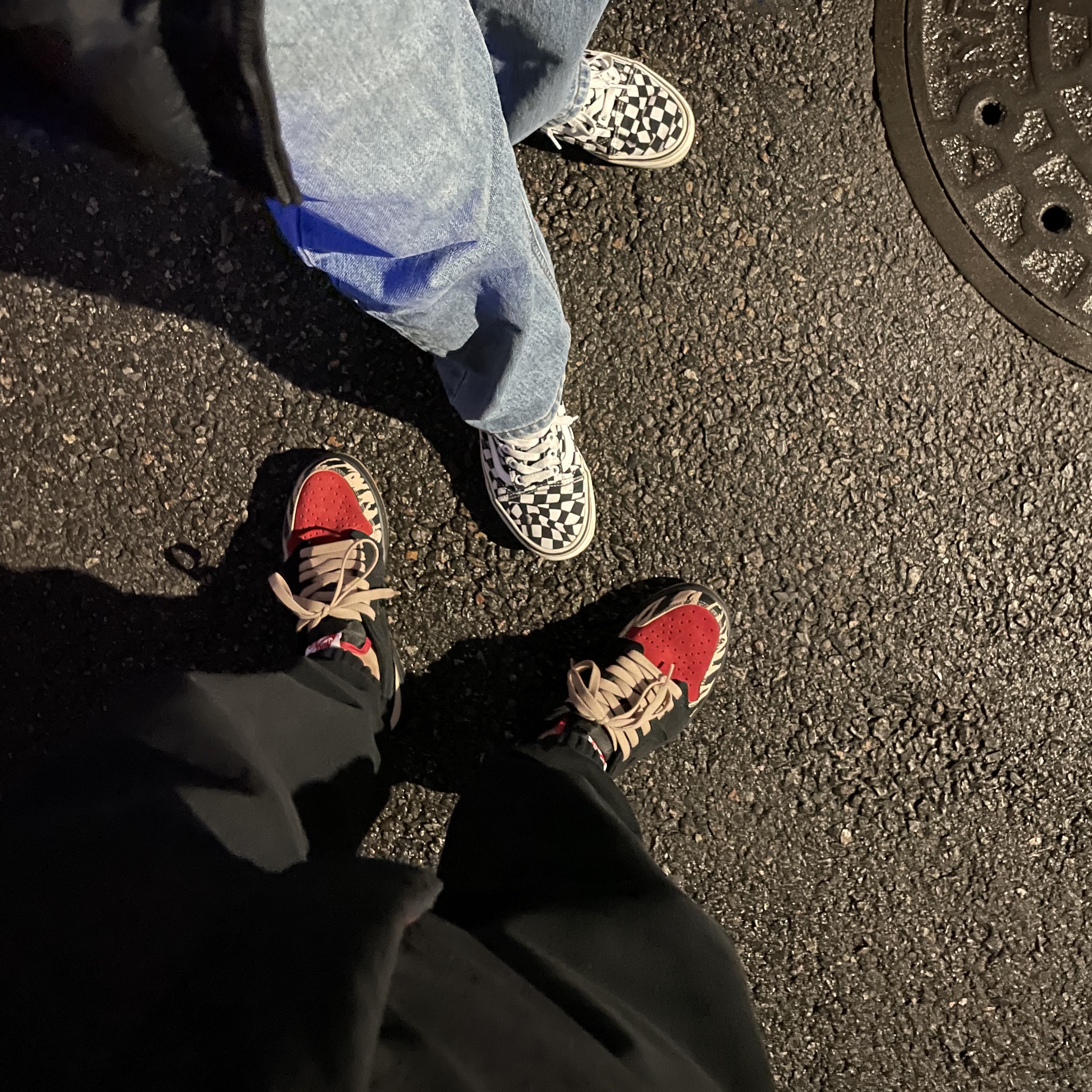 Jordan 1 x SoleFly Retro Low OG SP Black and Sport Red 착용 스타일
