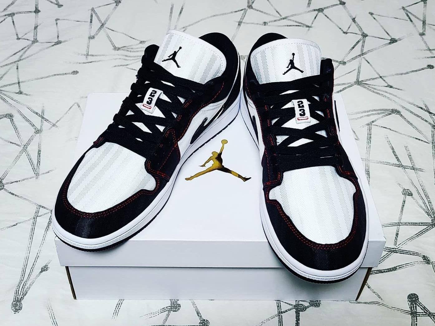 (W) Jordan 1 Low SE Utility White Gym Red Black 착용 스타일 - 3
