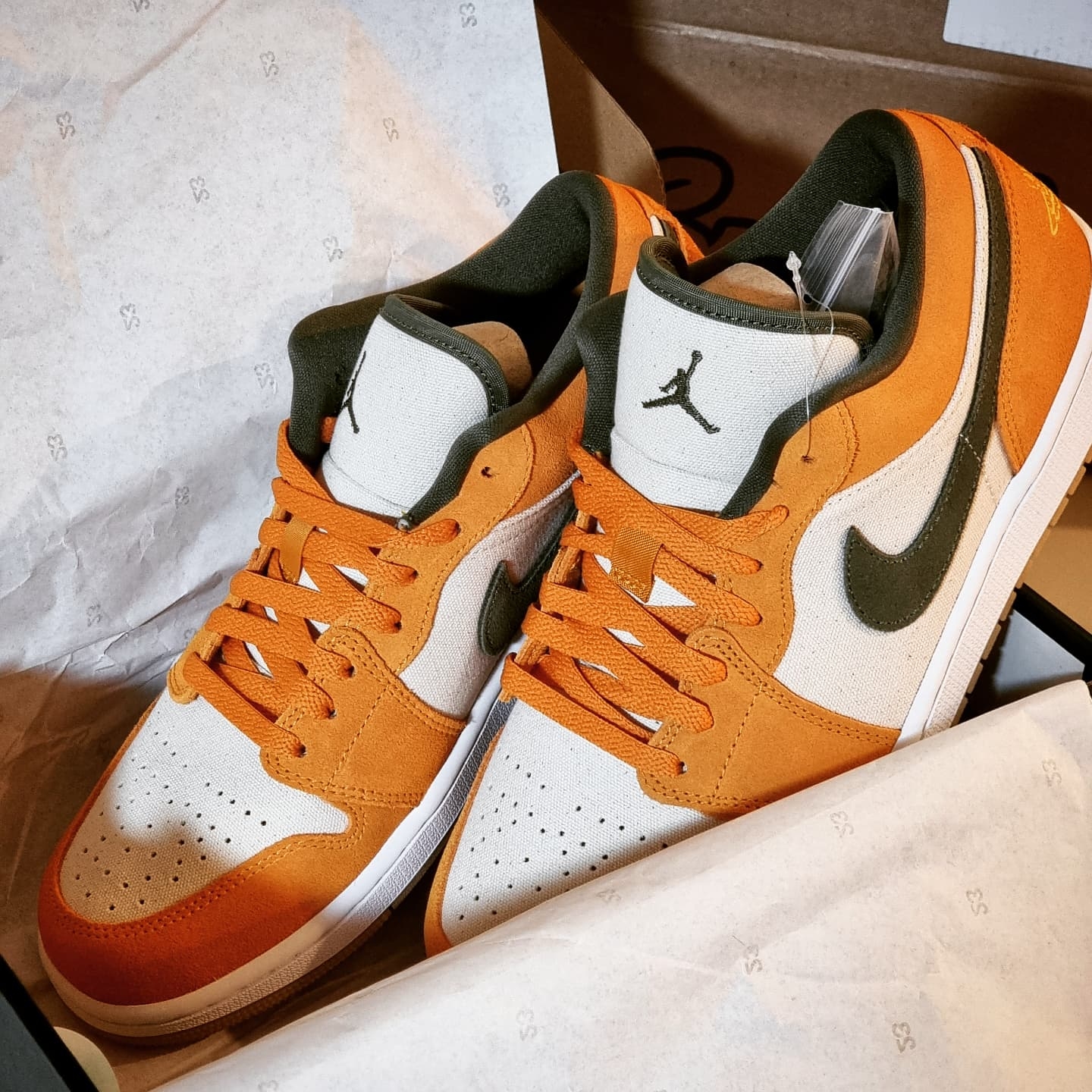 Jordan 1 Low SE Light Curry 착용 스타일 - 2