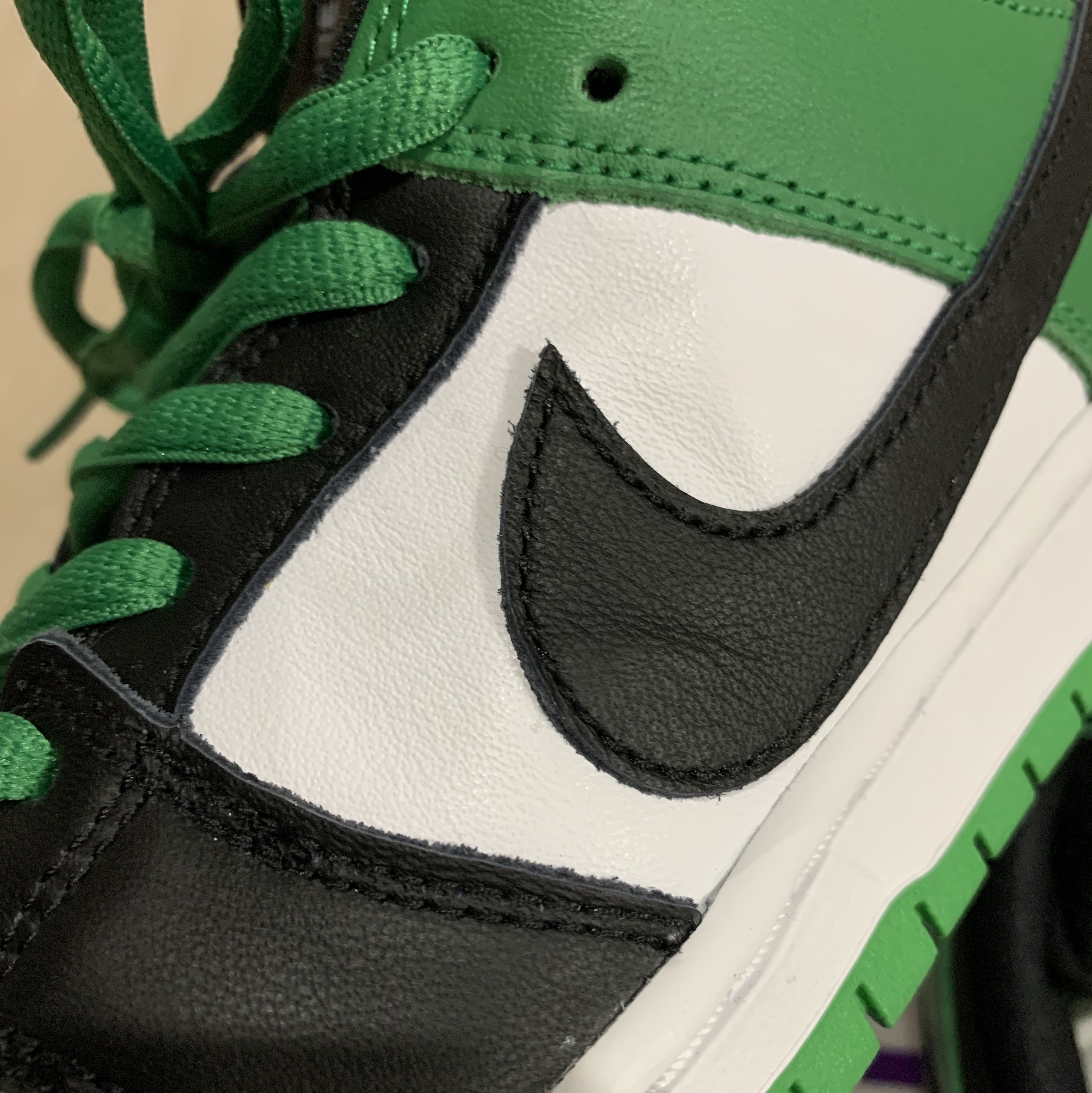 Nike SB Dunk Low Pro Black and Classic Green 착용 스타일 - 3