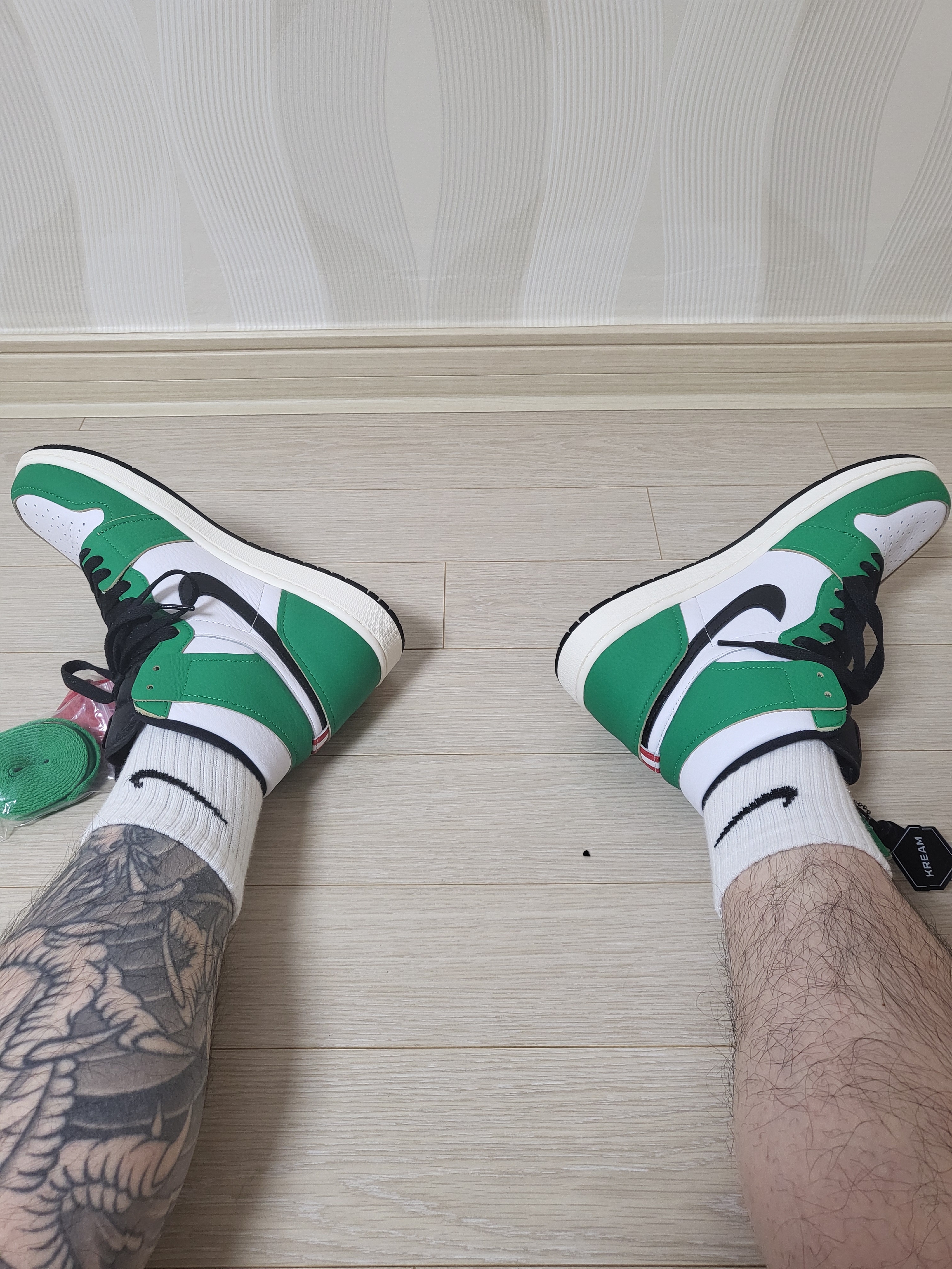 (W) Jordan 1 Retro High OG Lucky Green 착용 스타일 - 1