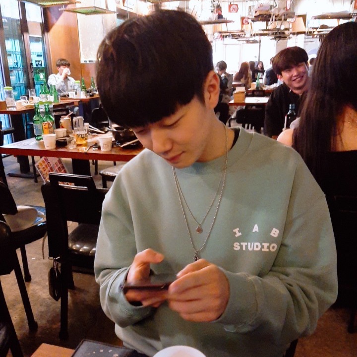 IAB Studio Crewneck Ash Green 착용 스타일