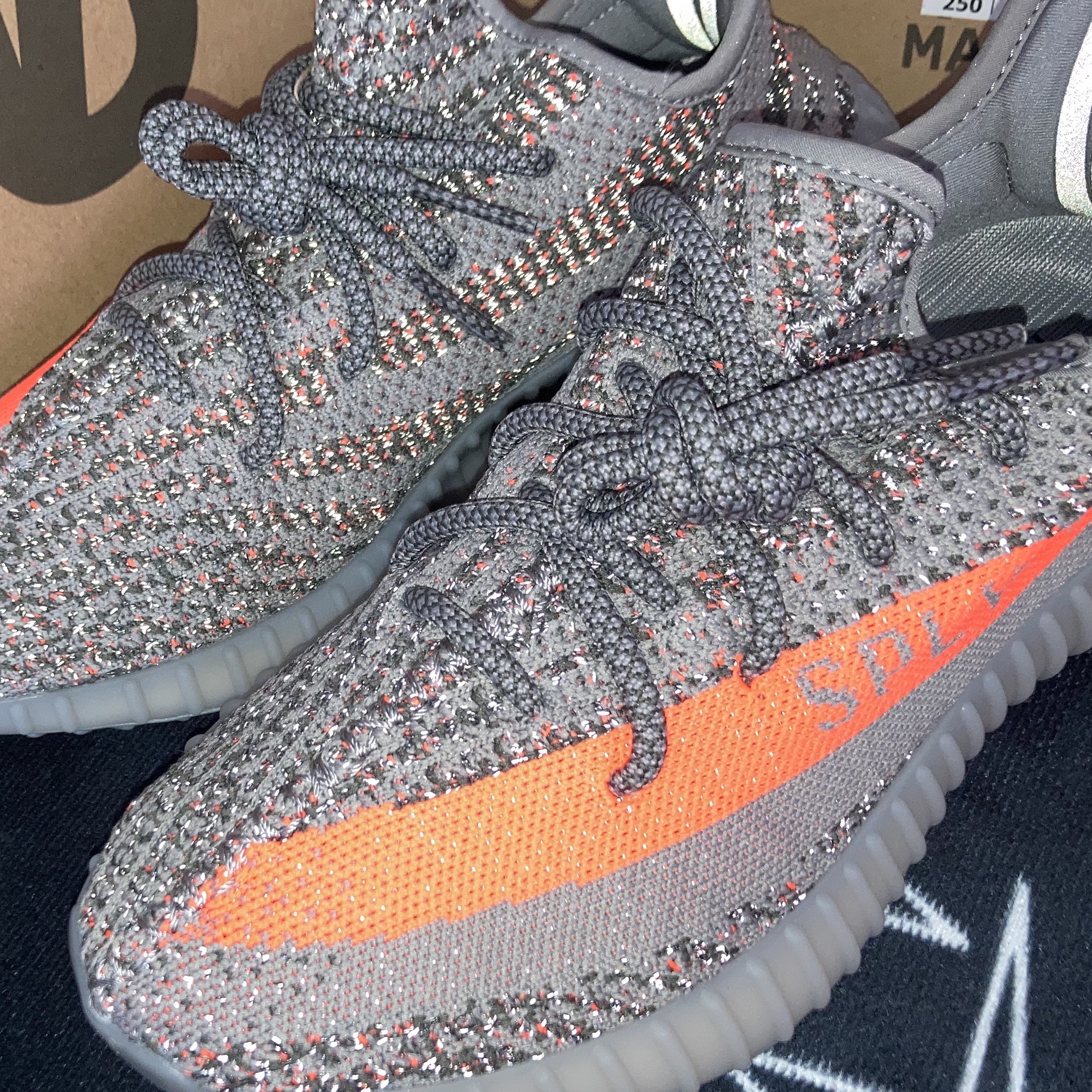 Adidas Yeezy Boost 350 V2 Beluga - Reflective 착용 스타일 - 2