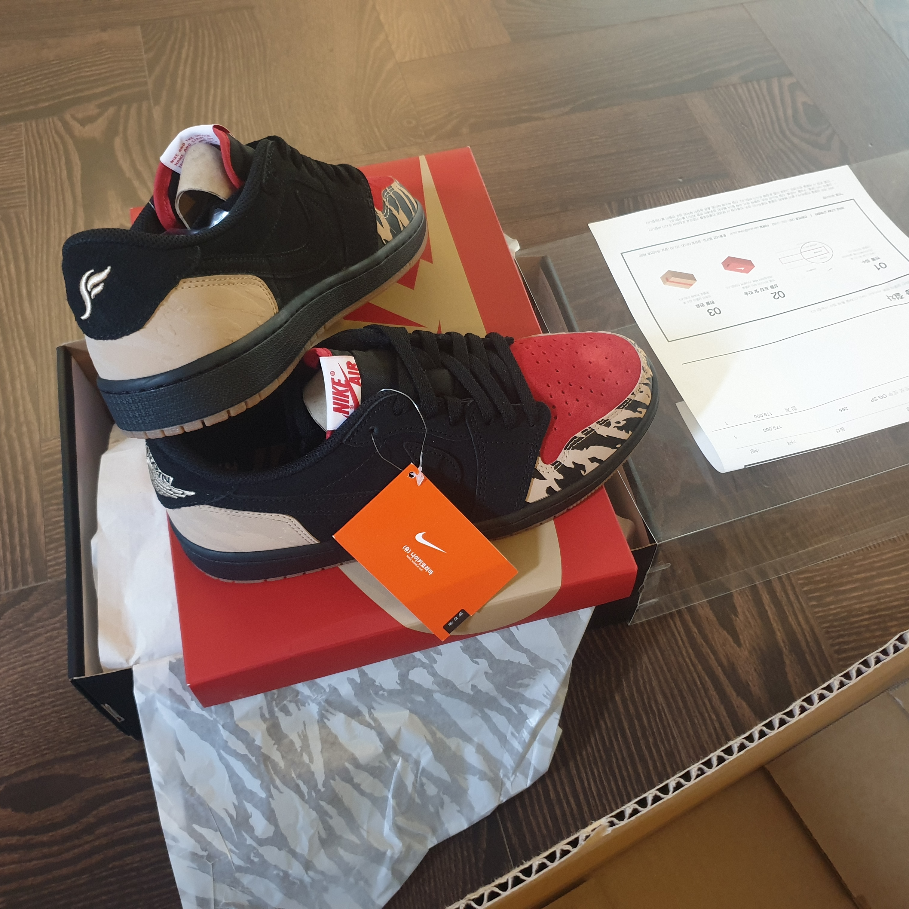 Jordan 1 x SoleFly Retro Low OG SP Black and Sport Red 착용 스타일 - 3