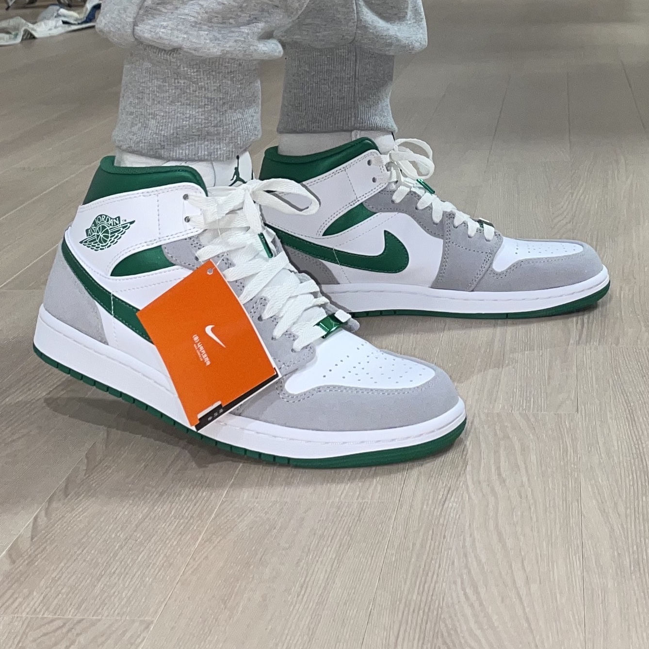 Jordan 1 Mid SE Pine Green Light Smoke Grey 착용 스타일 - 2