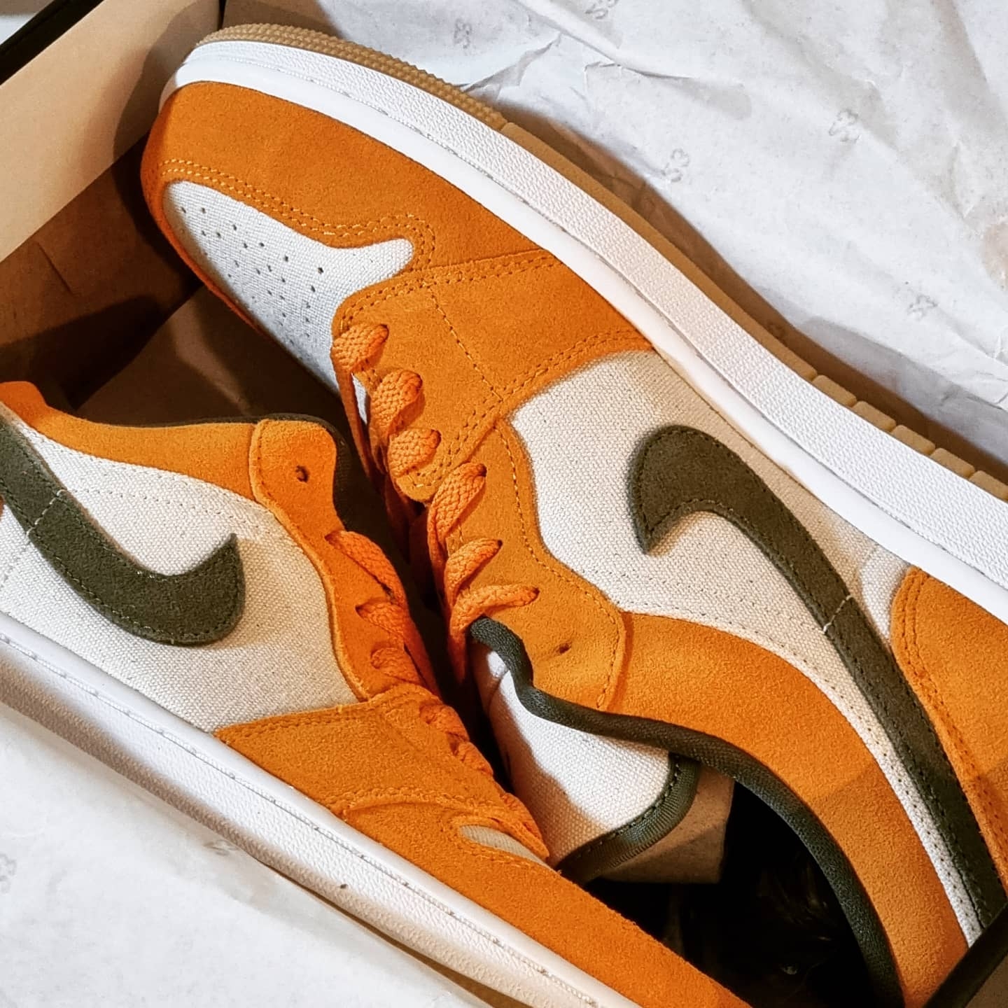 Jordan 1 Low SE Light Curry 착용 스타일 - 3