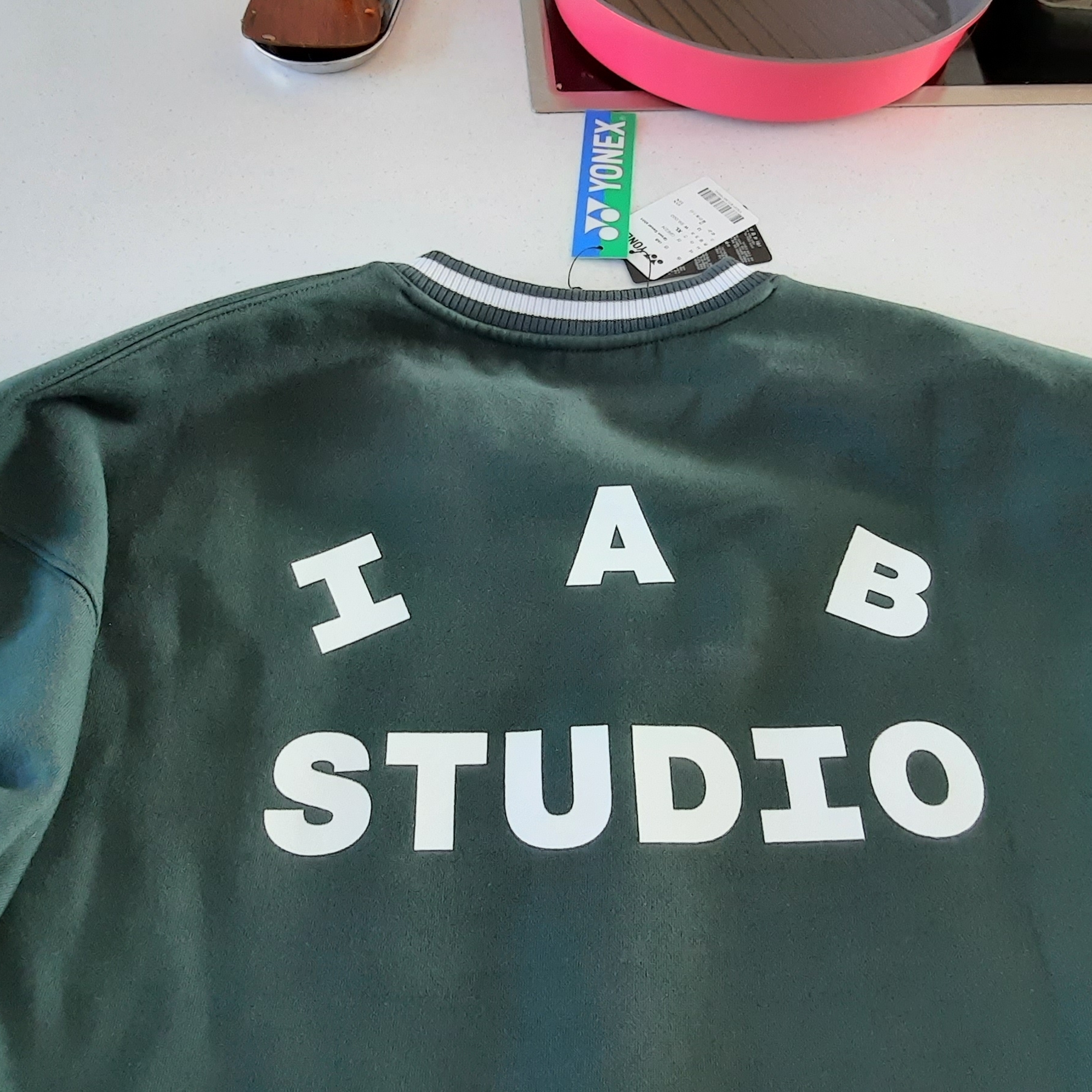 IAB Studio x Yonex Sweatshirt Green 착용 스타일 - 3