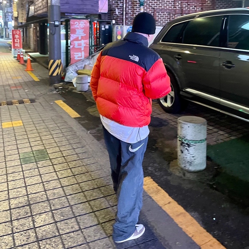 Jordan 1 x Travis Scott Retro High OG SP Mocha, Nike x Stussy Beach Pants Off Noir 착용 스타일