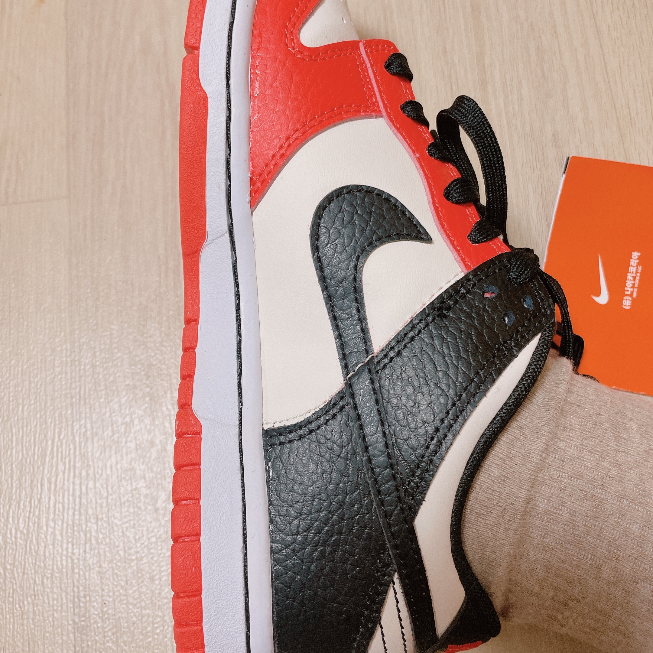 (GS) Nike x NBA Dunk Low Black and Chile Red 착용 스타일 - 3