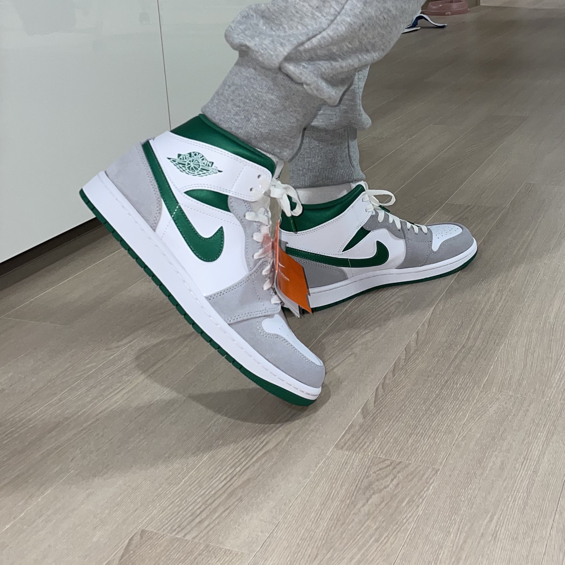 Jordan 1 Mid SE Pine Green Light Smoke Grey 착용 스타일 - 1