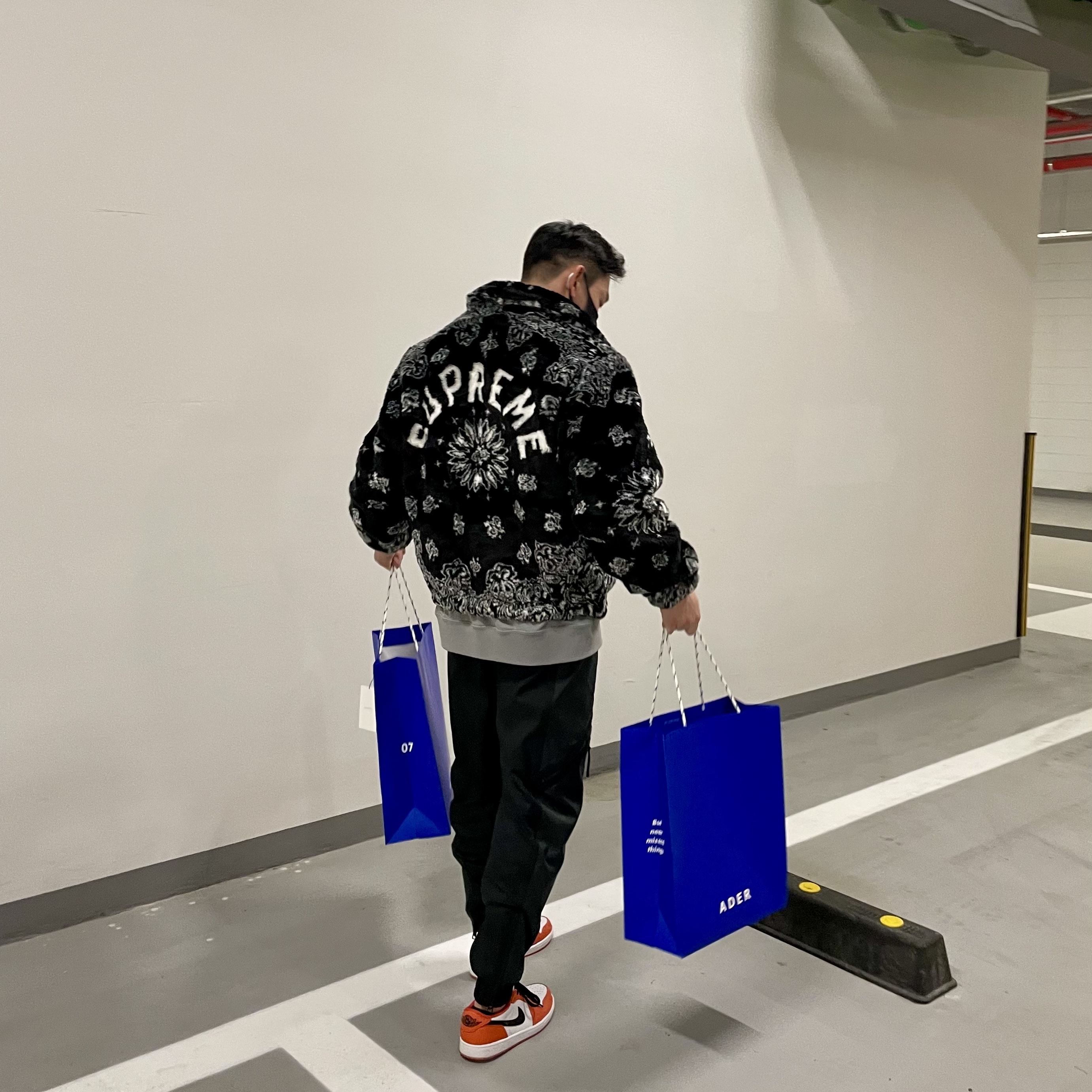 Supreme Bandana Faux Fur Bomber Jacket Black - 21SS, Jordan 1 Low OG Starfish 착용 스타일