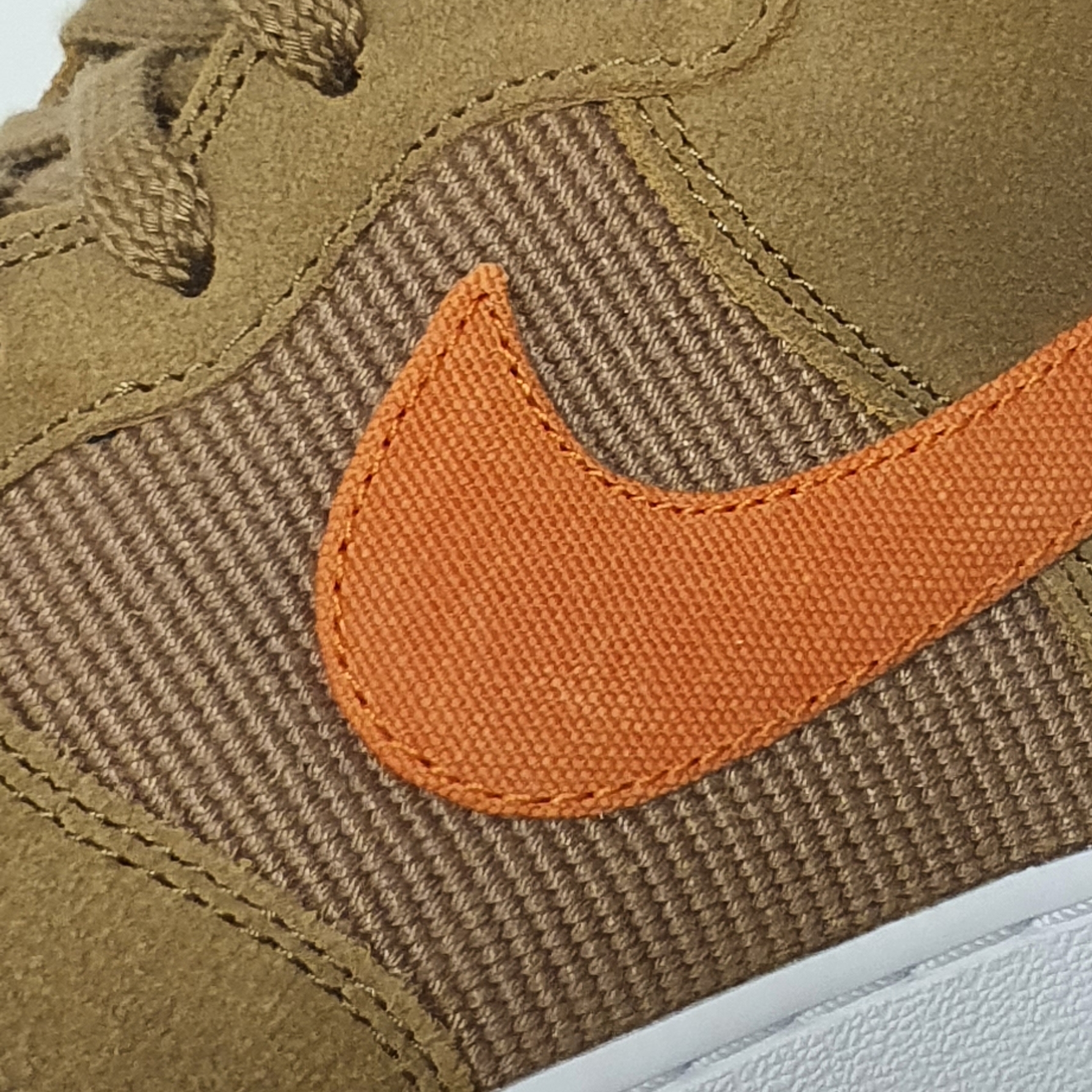 Nike Air Force 1 High '07 LX Dark Driftwood Hot Curry 착용 스타일 - 2