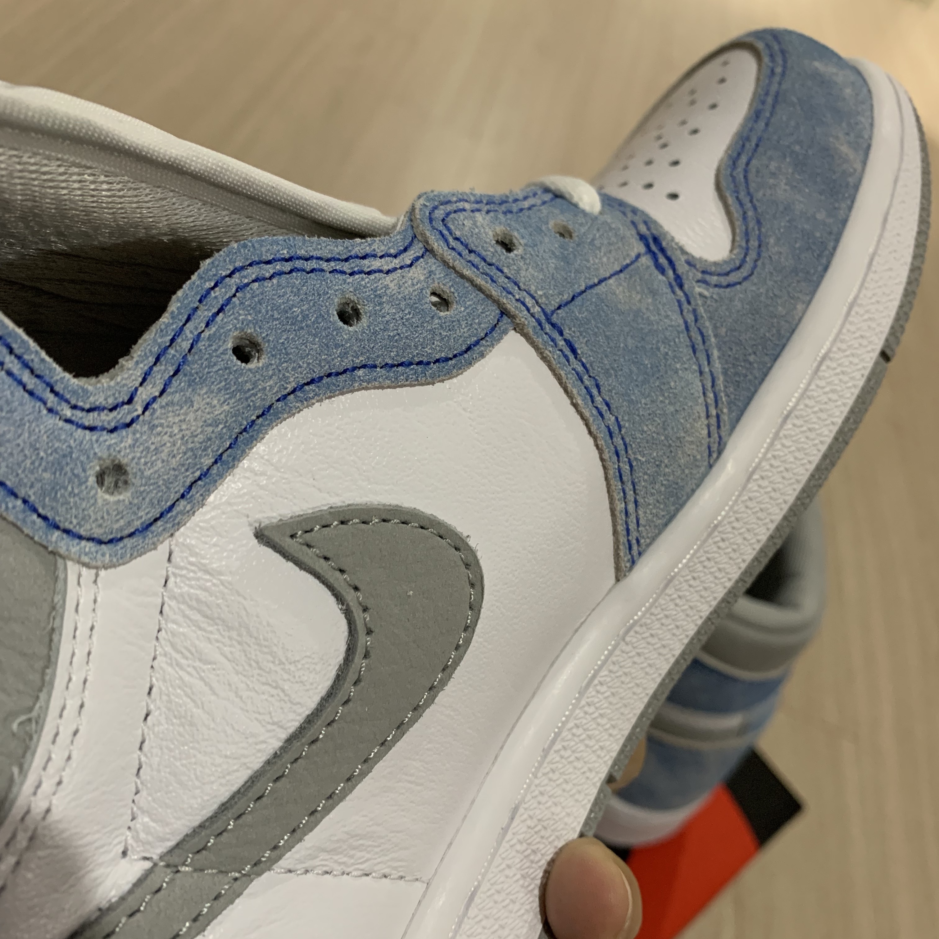 Jordan 1 Retro High OG Hyper Royal 착용 스타일 - 3