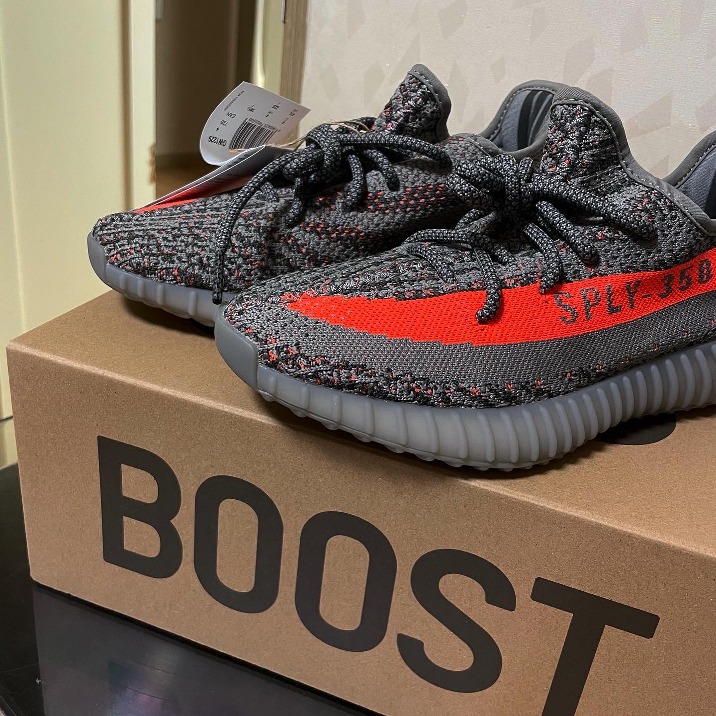 Adidas Yeezy Boost 350 V2 Beluga - Reflective 착용 스타일