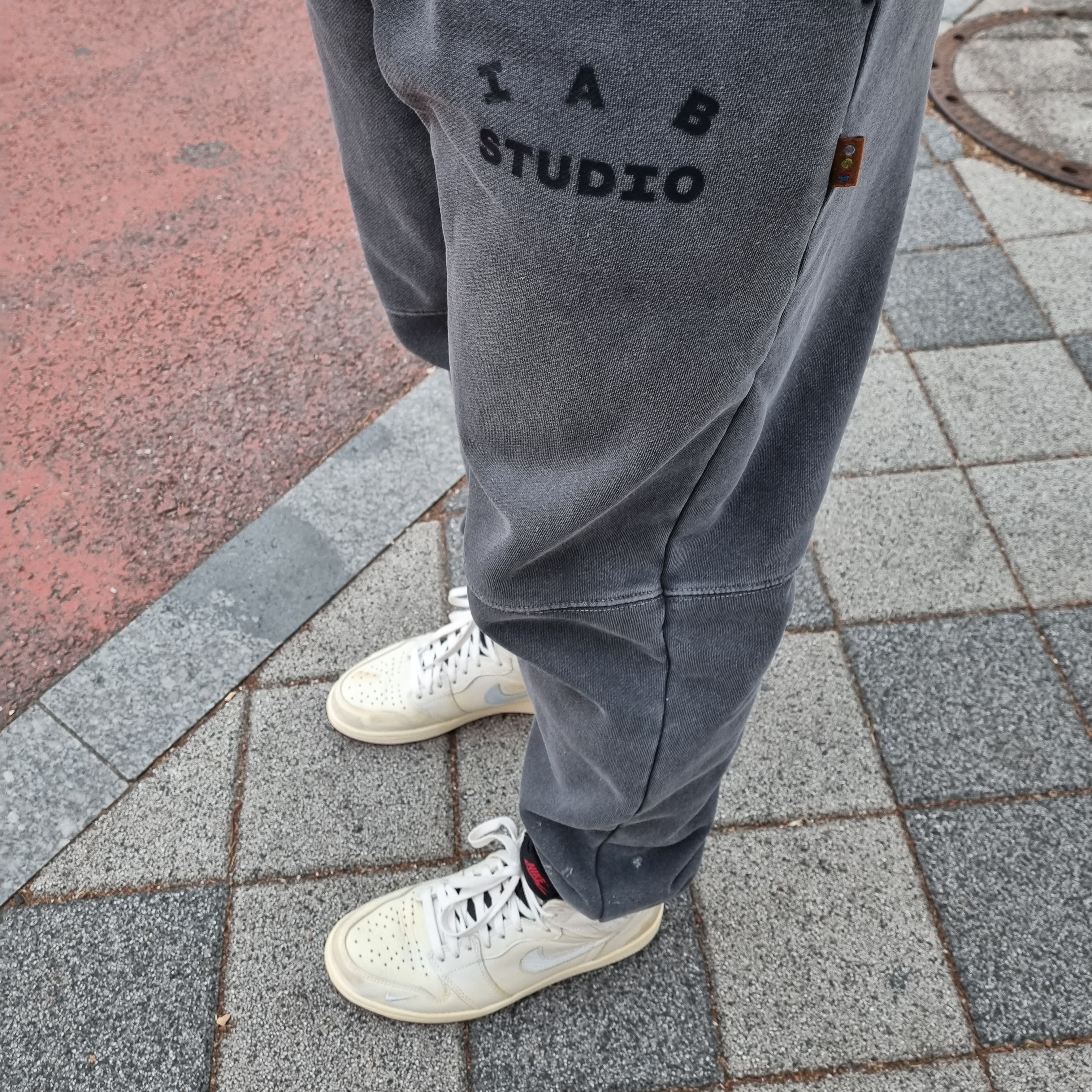 Jordan 1 x Nigel Sylvester Retro High Sail White, IAB Studio Blocked Pigment Sweatpants Black 착용 스타일