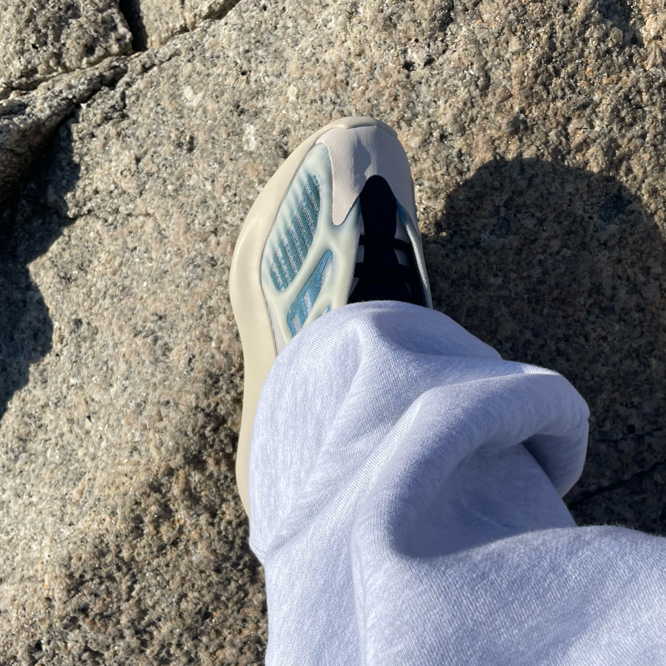 Adidas Yeezy 700 V3 Kyanite 착용 스타일 - 2