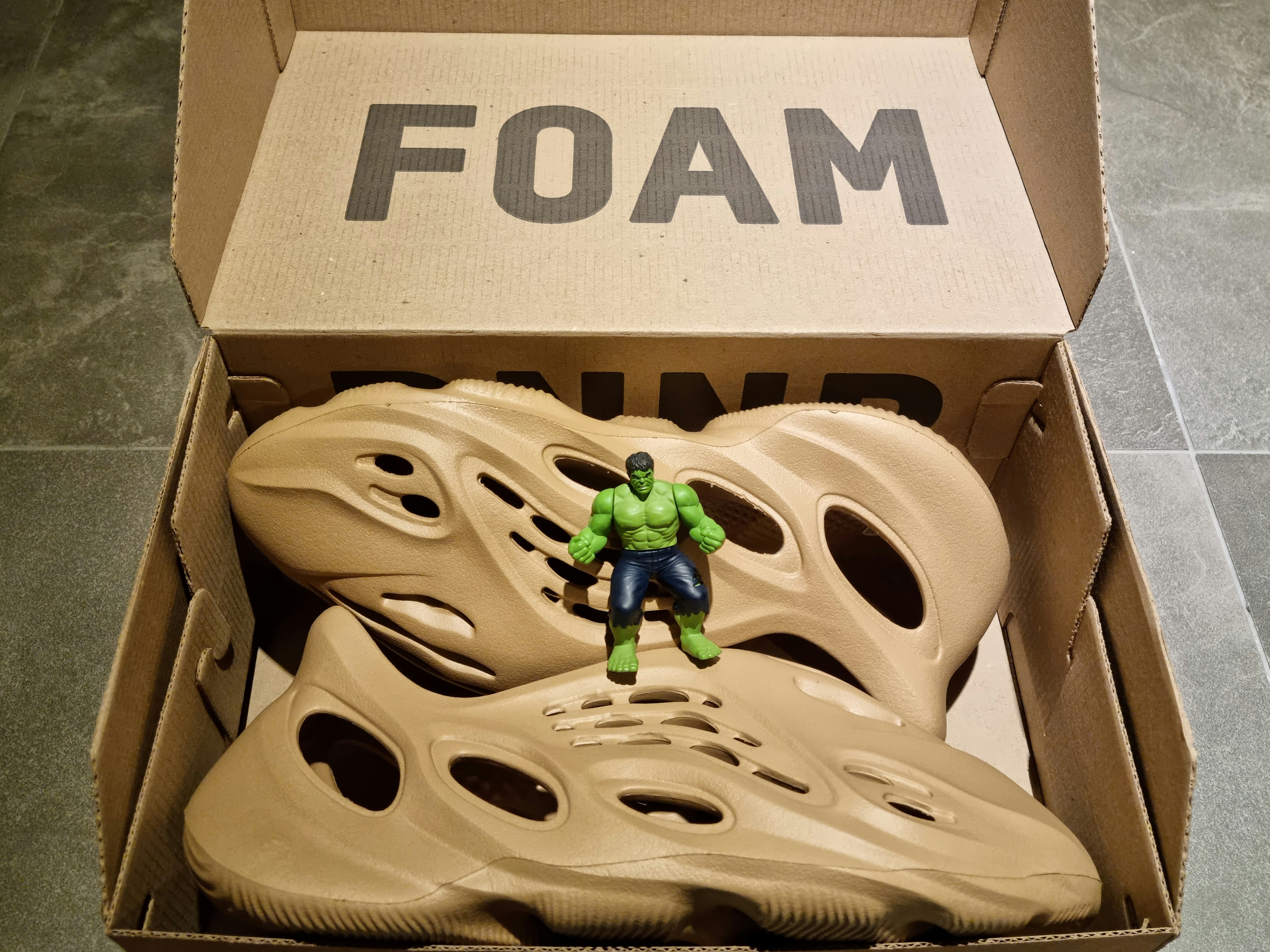 Adidas Yeezy Foam RNNR Ochre 착용 스타일 - 3