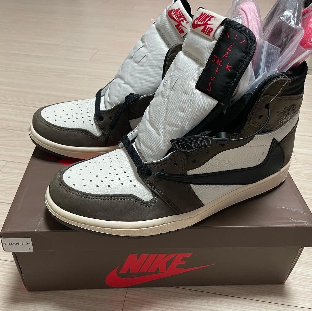Jordan 1 x Travis Scott Retro High OG SP Mocha 착용 스타일 - 2