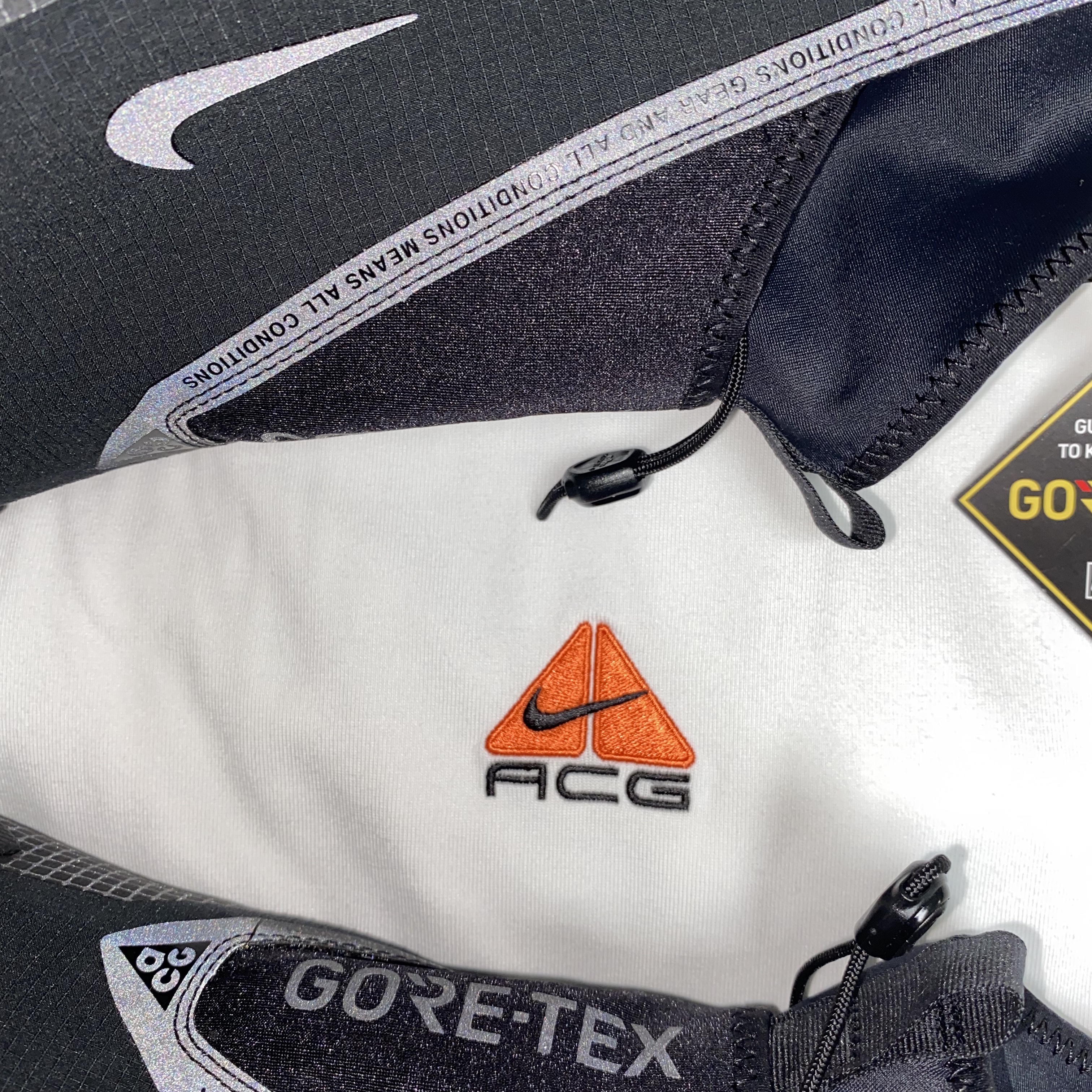 Nike ACG Mountain Fly Gore-Tex Black and Dark Grey, Nike ACG LBR Lungs T-Shirt Summit White - Asia 착용 스타일