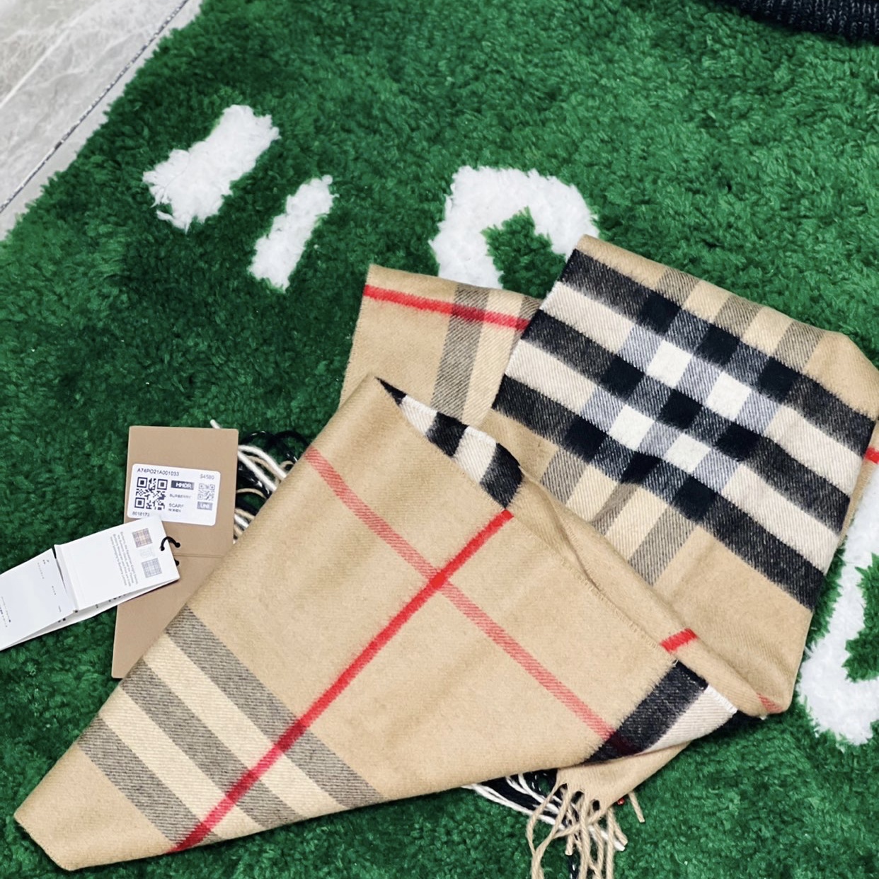 Burberry Classic Check Cashmere Muffler Archive Beige 착용 스타일 - 3
