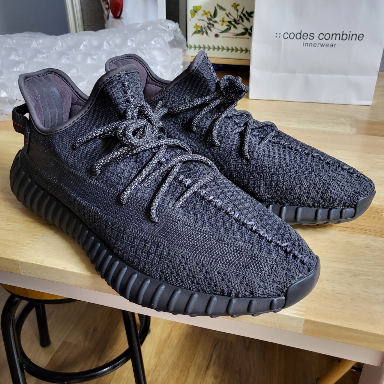 Adidas Yeezy Boost 350 V2 Black - Non-Reflective 착용 스타일