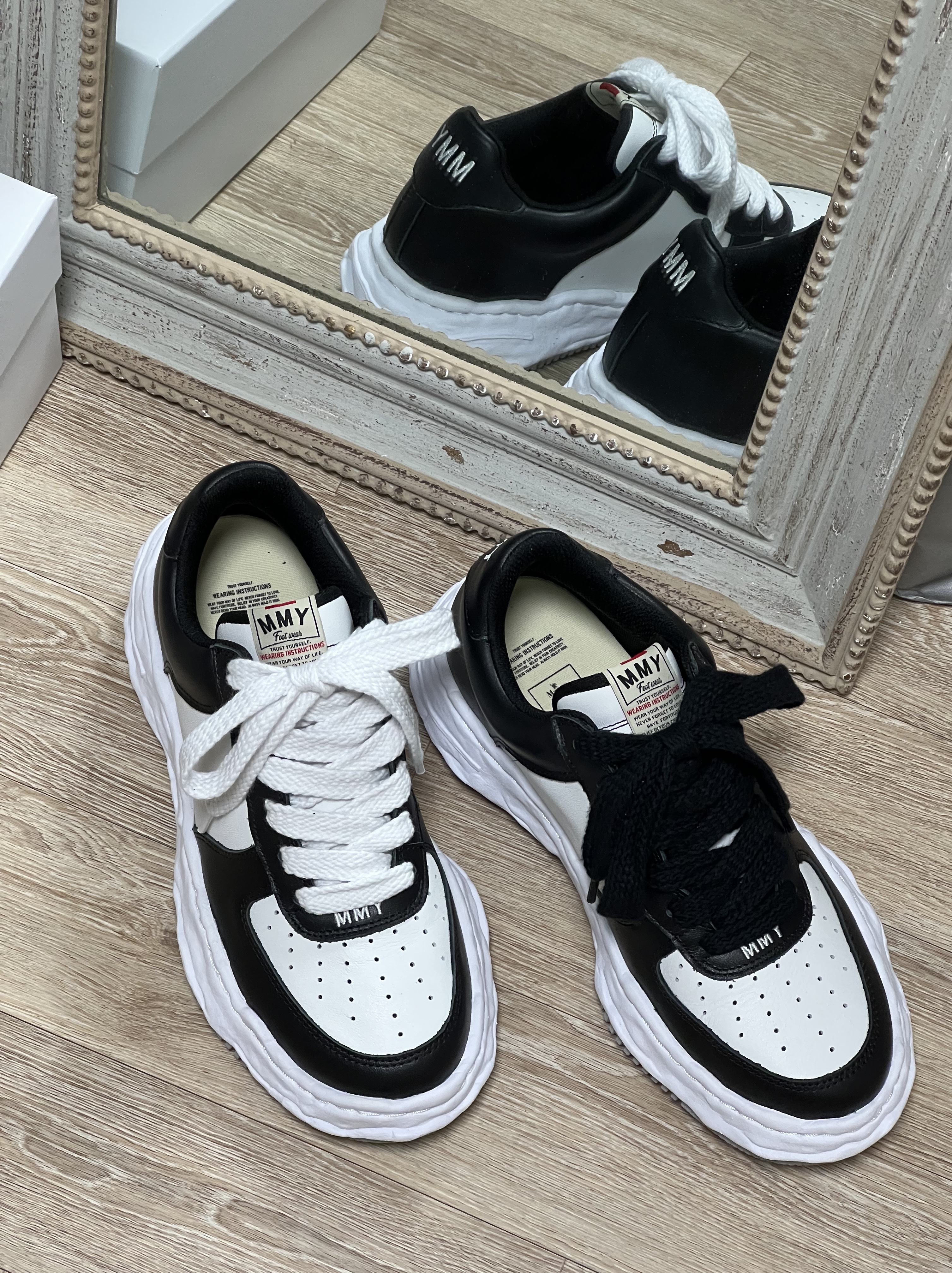 Maison Mihara Yasuhiro Wayne OG Sole Leather Low-top Sneakers Black White 착용 스타일