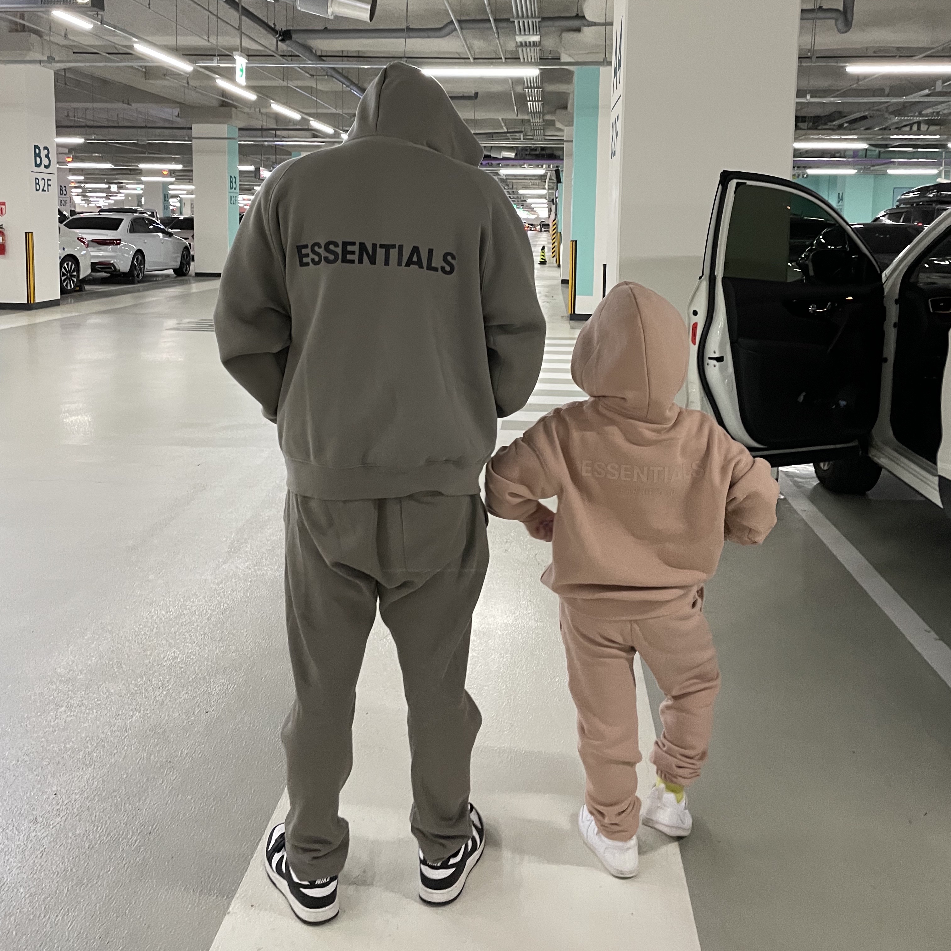 Essentials 3D Silicon Applique Full Zip Up Hoodie Gray Flannel/Charcoal - 20SS, Essentials Sweatpants Gray Flannel/Charcoal - 20SS 착용 스타일