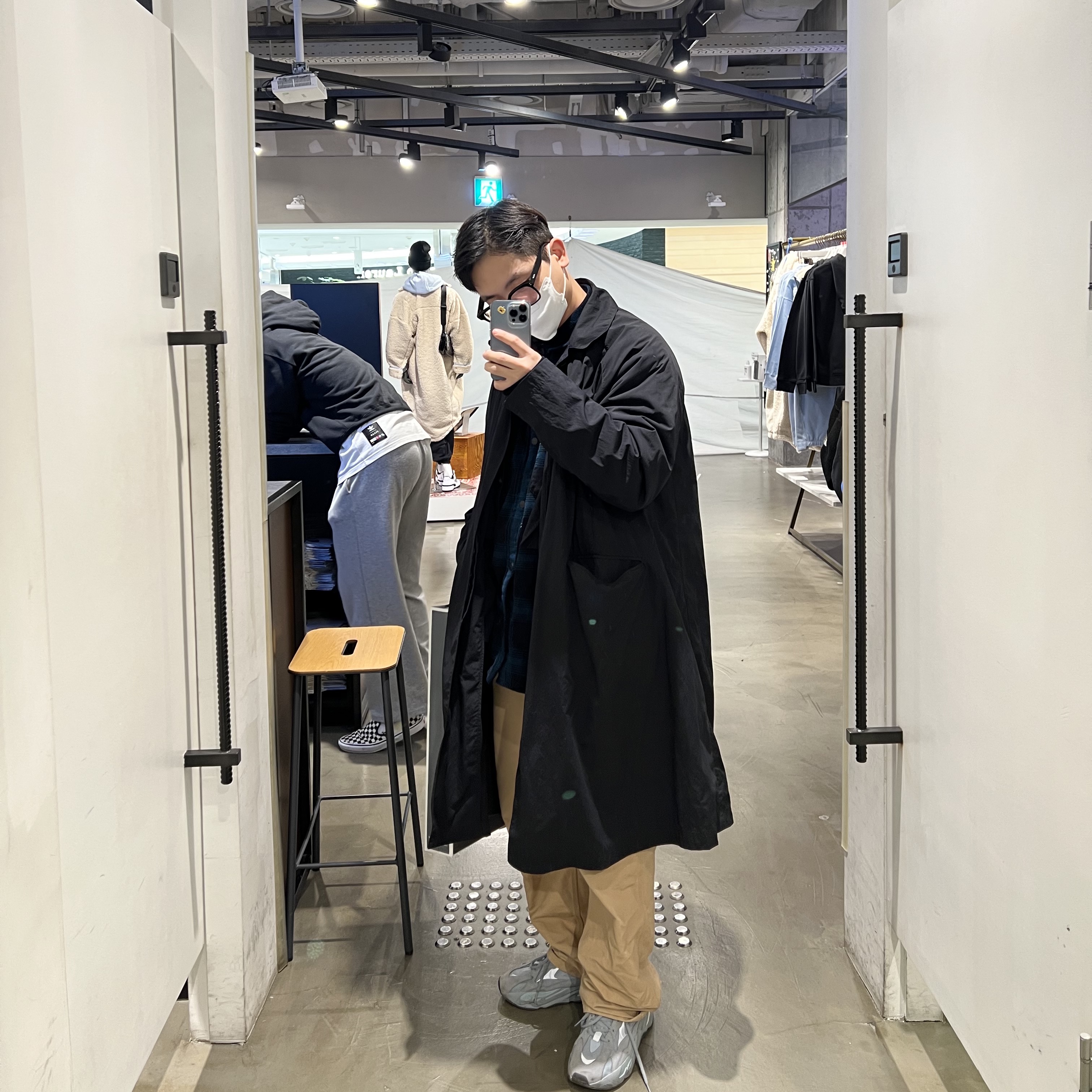 Adidas Yeezy Boost 700 V2 Hospital Blue 착용 스타일