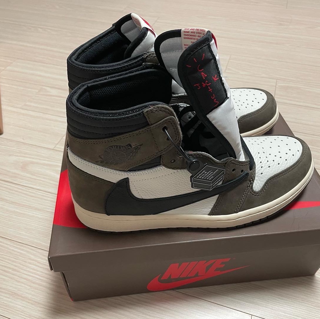 Jordan 1 x Travis Scott Retro High OG SP Mocha 착용 스타일 - 3