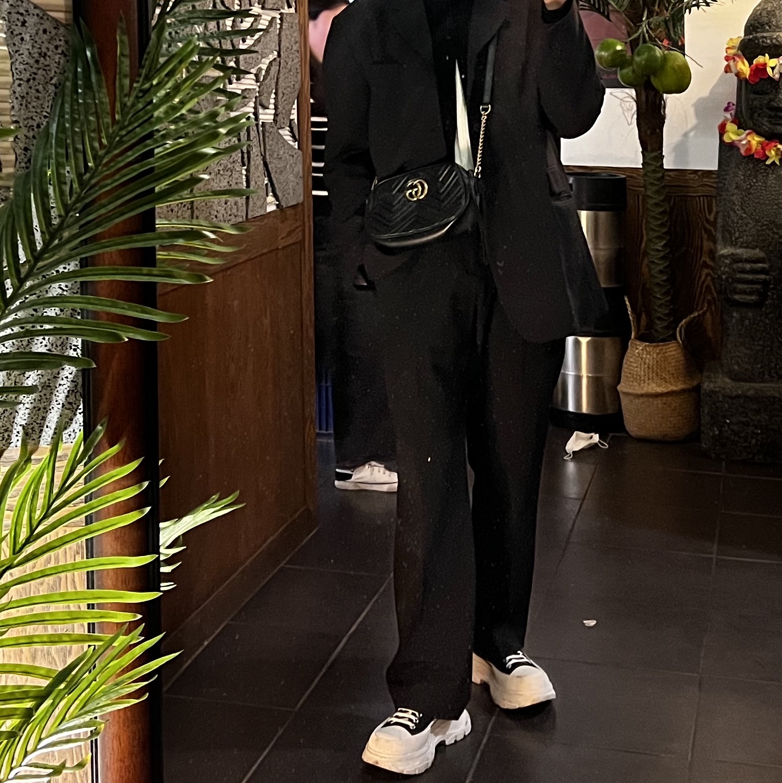 Gucci GG Marmont Zip Top Matelasse Mini Bag Black, Alexander McQueen Tread Slick Lace Up Black White 착용 스타일