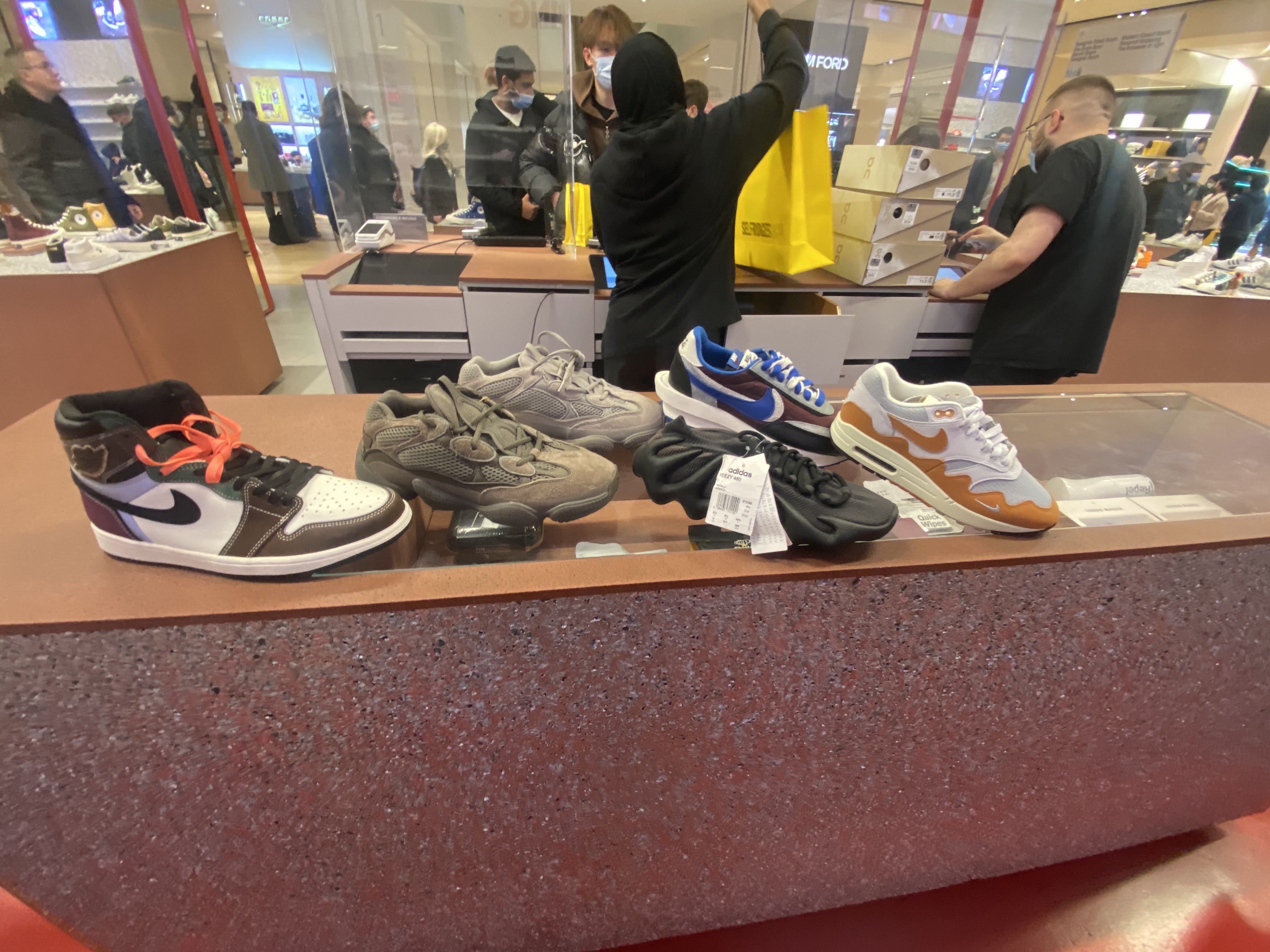 Adidas Yeezy 500 Clay Brown, Jordan 1 Retro High OG Craft 착용 스타일 - 1