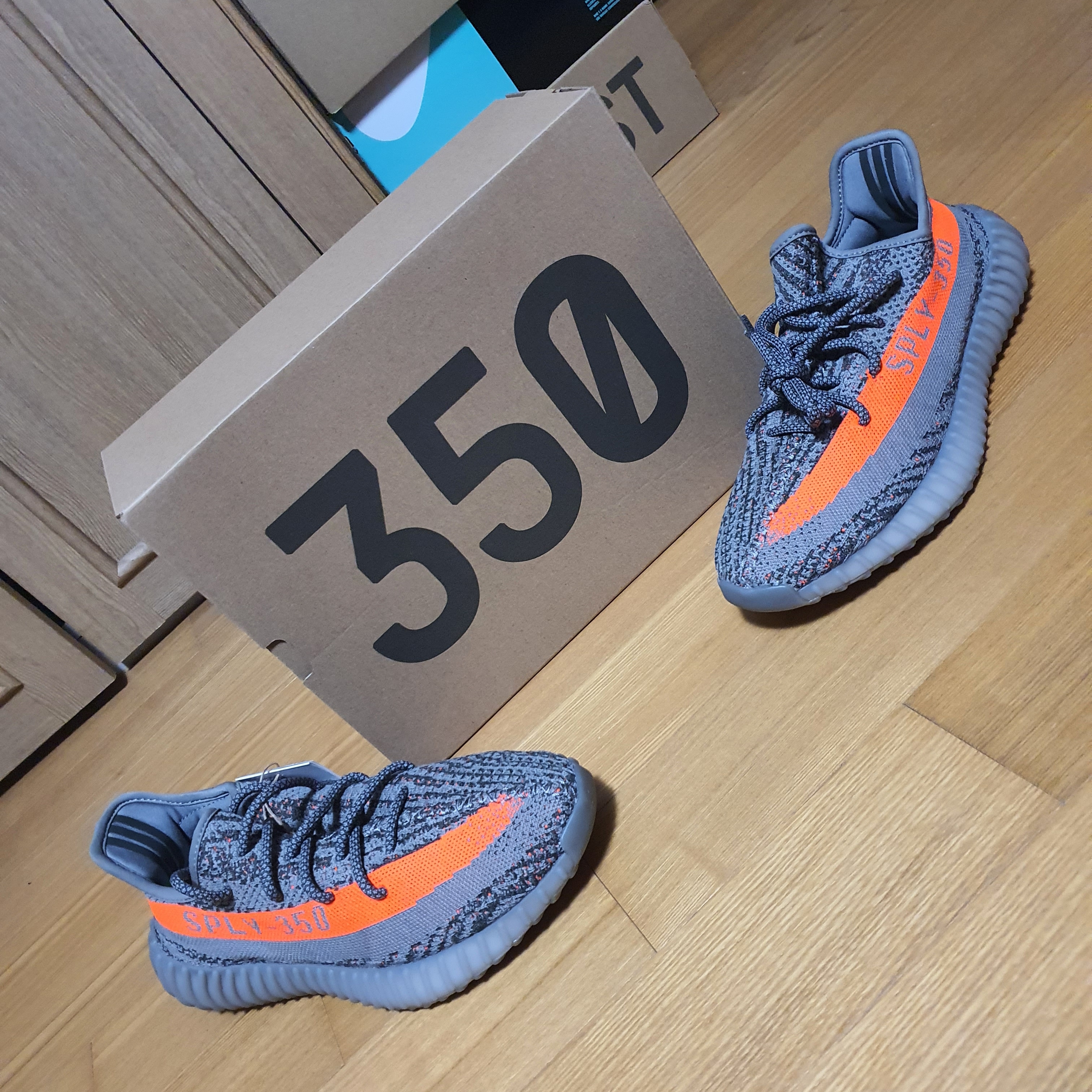 Adidas Yeezy Boost 350 V2 Beluga - Reflective 착용 스타일 - 2
