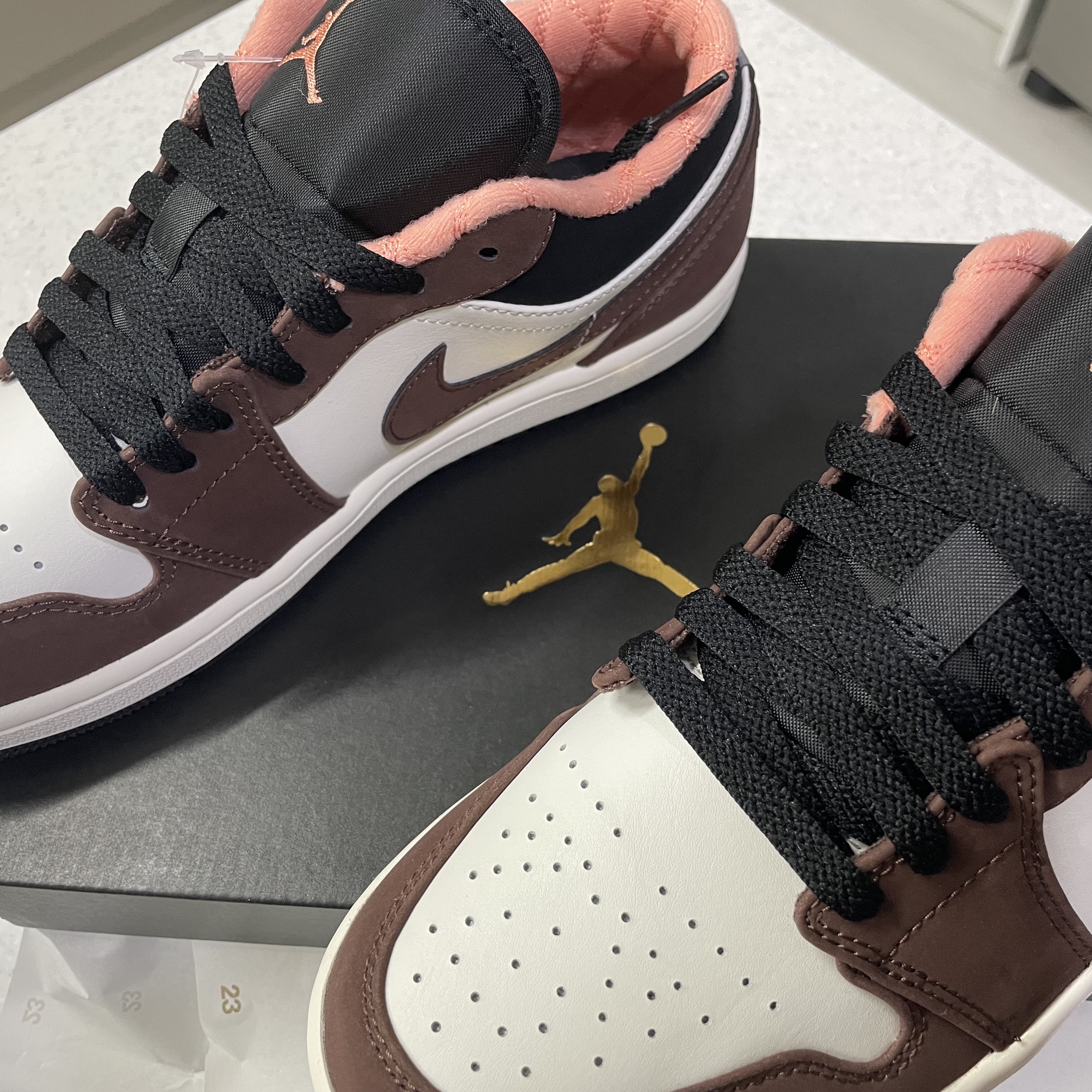 Jordan 1 Low SE Chocolate Bliss 착용 스타일
