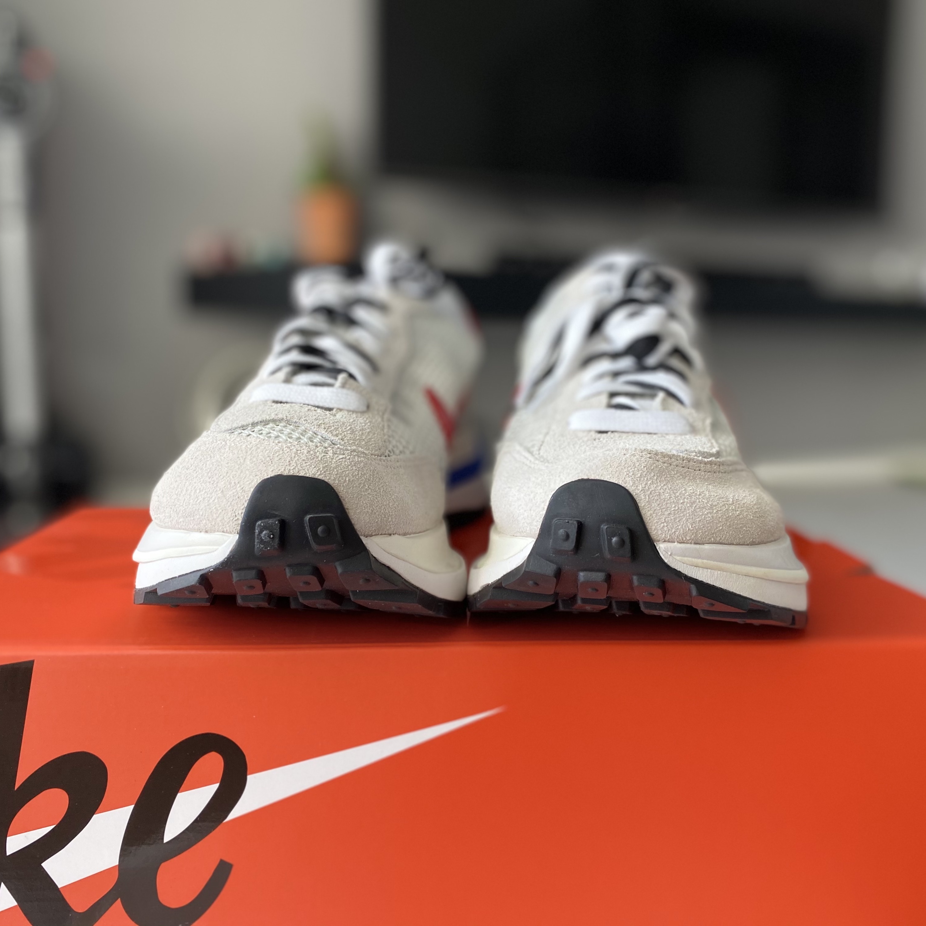 Nike x Sacai VaporWaffle Royal Fuchsia 착용 스타일 - 2