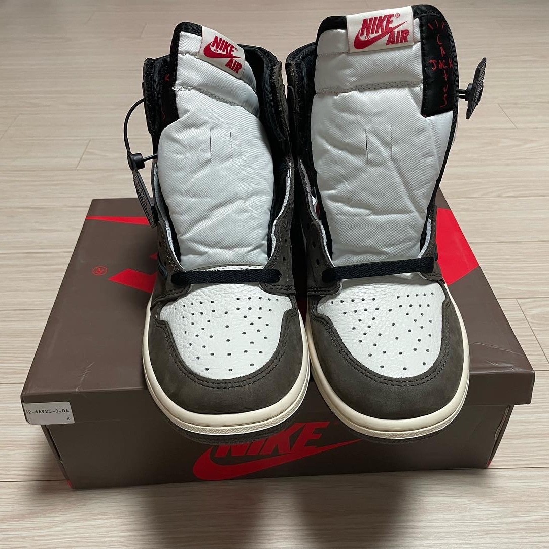 Jordan 1 x Travis Scott Retro High OG SP Mocha 착용 스타일 - 5